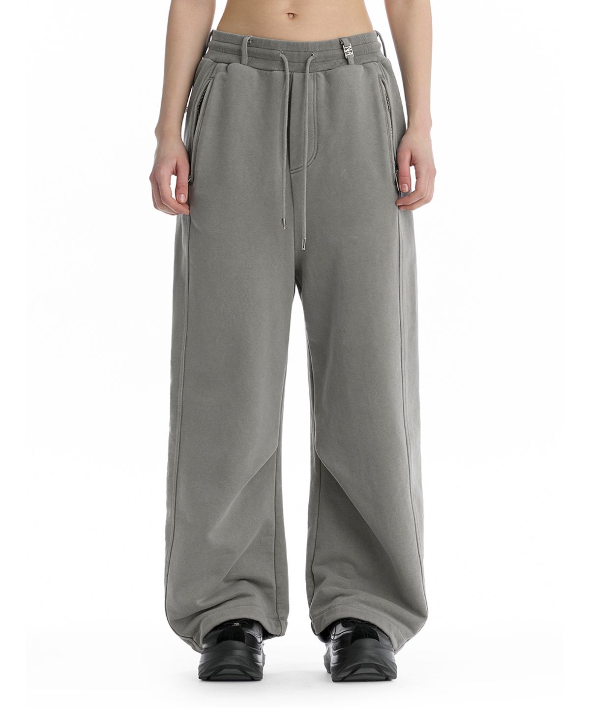 트리밍버드(TREEMINGBIRD) Embroidered Logo Curved Sweatpants [ Light Gray ]
