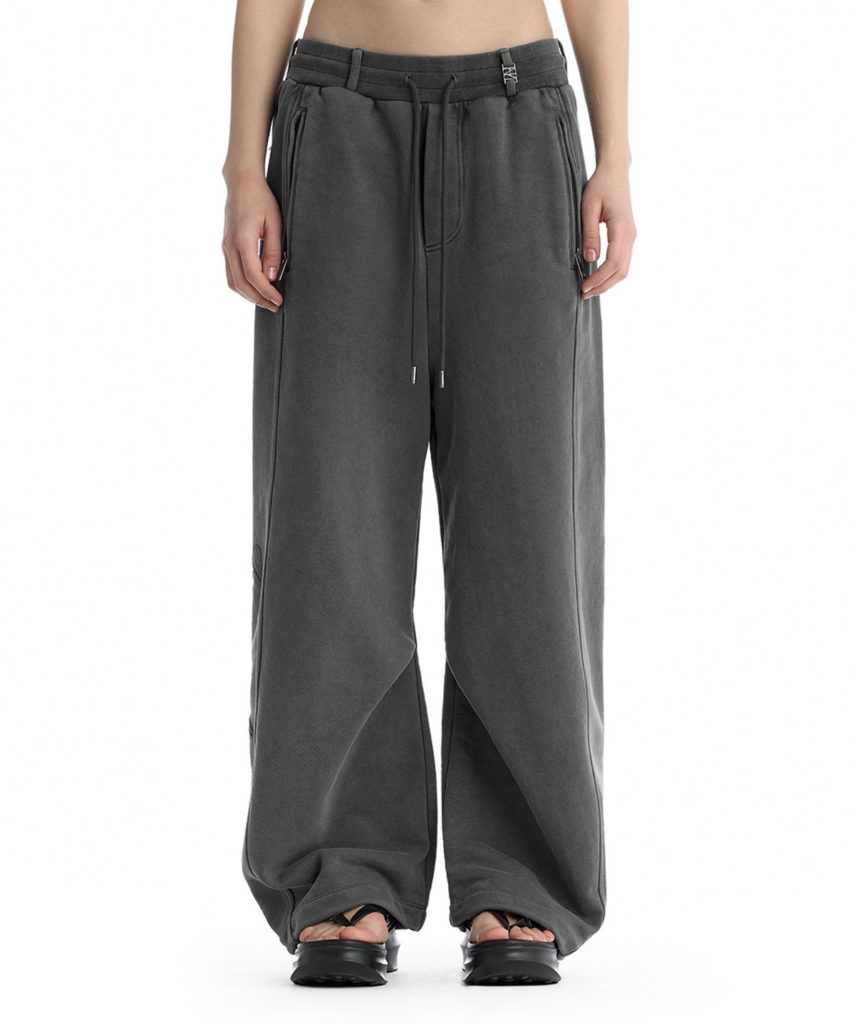 트리밍버드(TREEMINGBIRD) Embroidered Logo Curved Sweatpants [ Charcoal ]