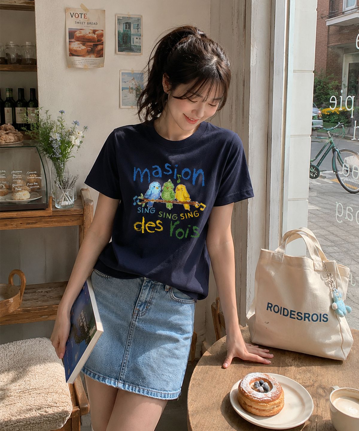 로아드로아(ROIDESROIS) 메종 싱잉 버드 그래픽 우먼 반팔티 (네이비)