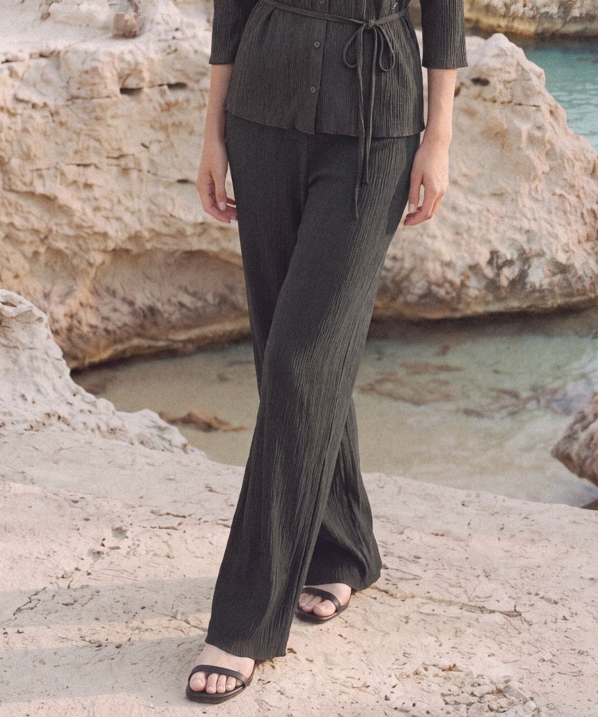 폴뉴아(FOLNUA) GRACENE PLEATS BOOTSCUT PANTS (BLACK)