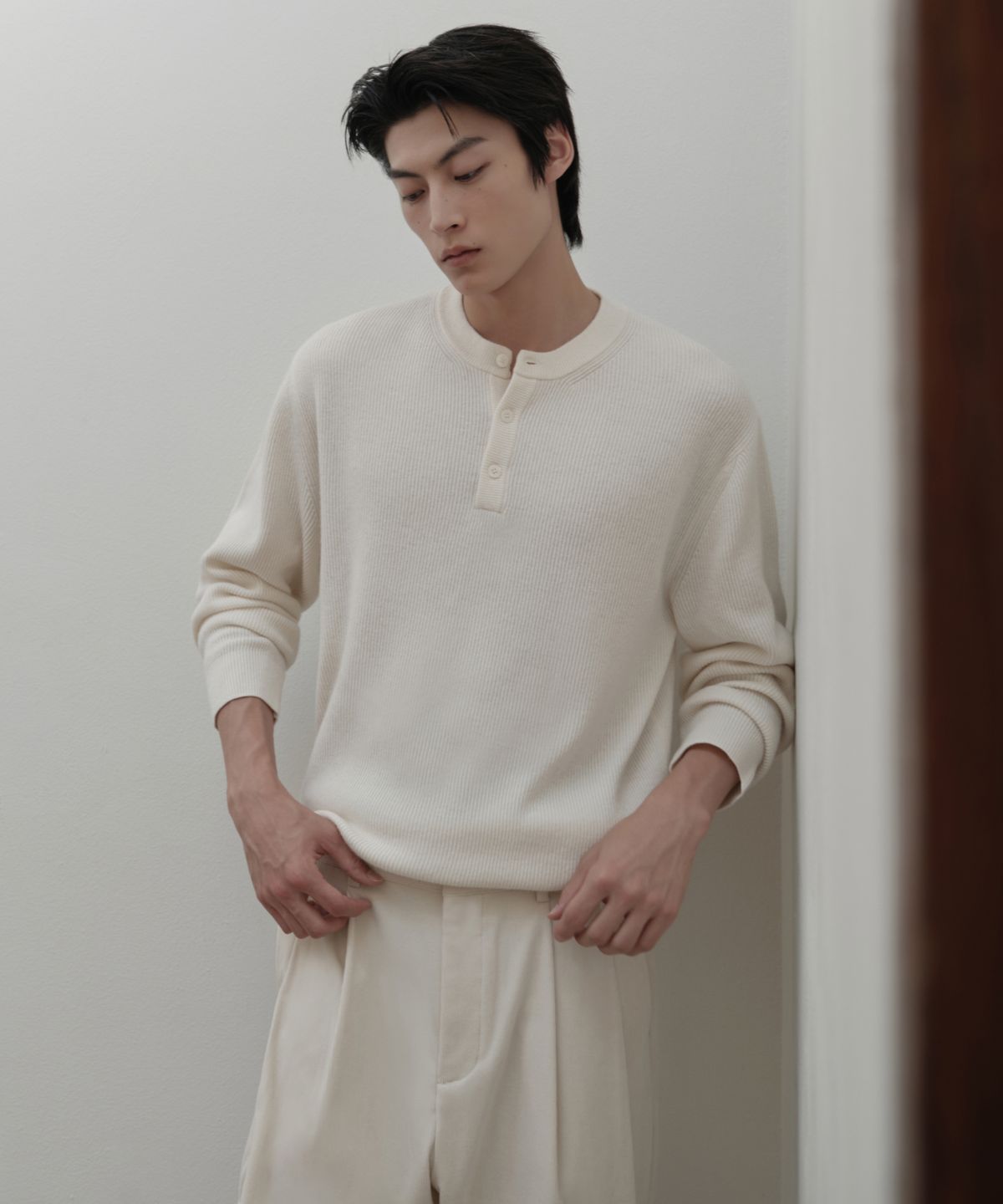 무신사 스탠다드(MUSINSA STANDARD) [빅토리아 울] 미니멀 리브드 헨리 넥 니트 [크림]
