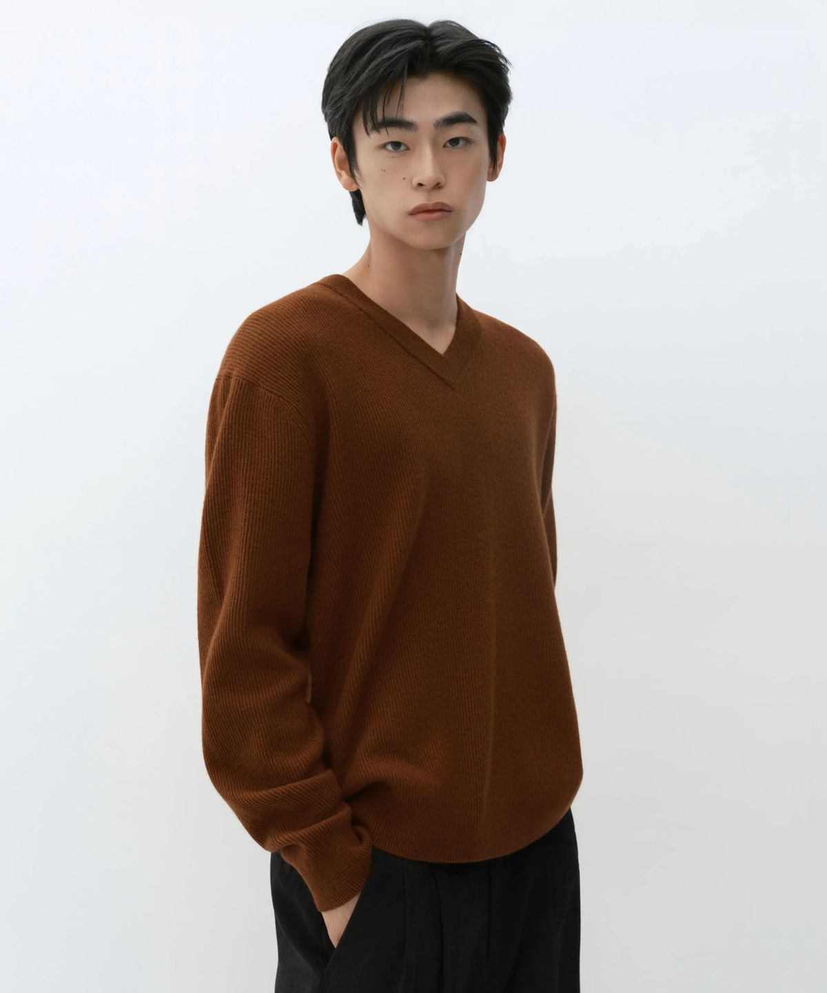 무신사 스탠다드(MUSINSA STANDARD) [빅토리아 울] 미니멀 리브드 브이 넥 니트 [브릭]