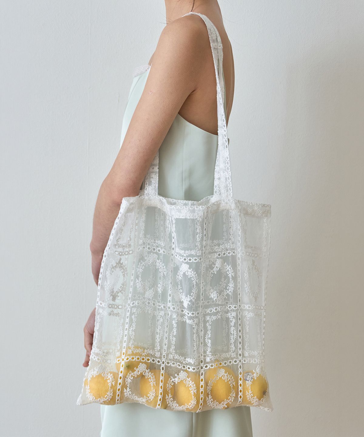 이보크에라(EVOKEERA) Sheer Broderie Lace Shoulder Bag(White)