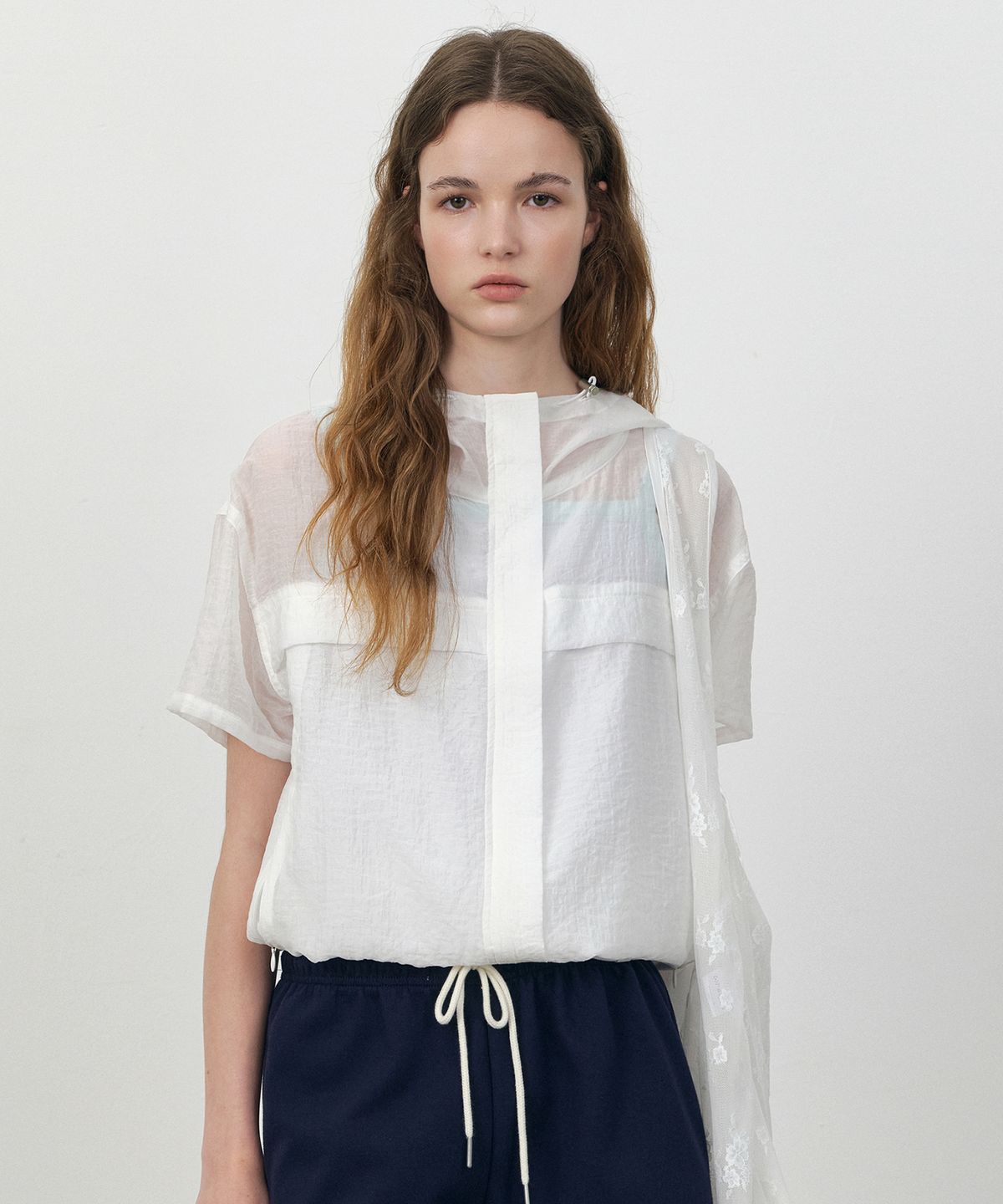 로에일(LOEIL) Airy short sleeve windbreaker_White
