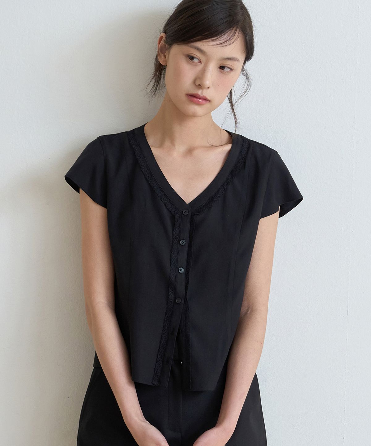이보크에라(EVOKEERA) Breeze Lace Short-Sleeve Blouse(Black)