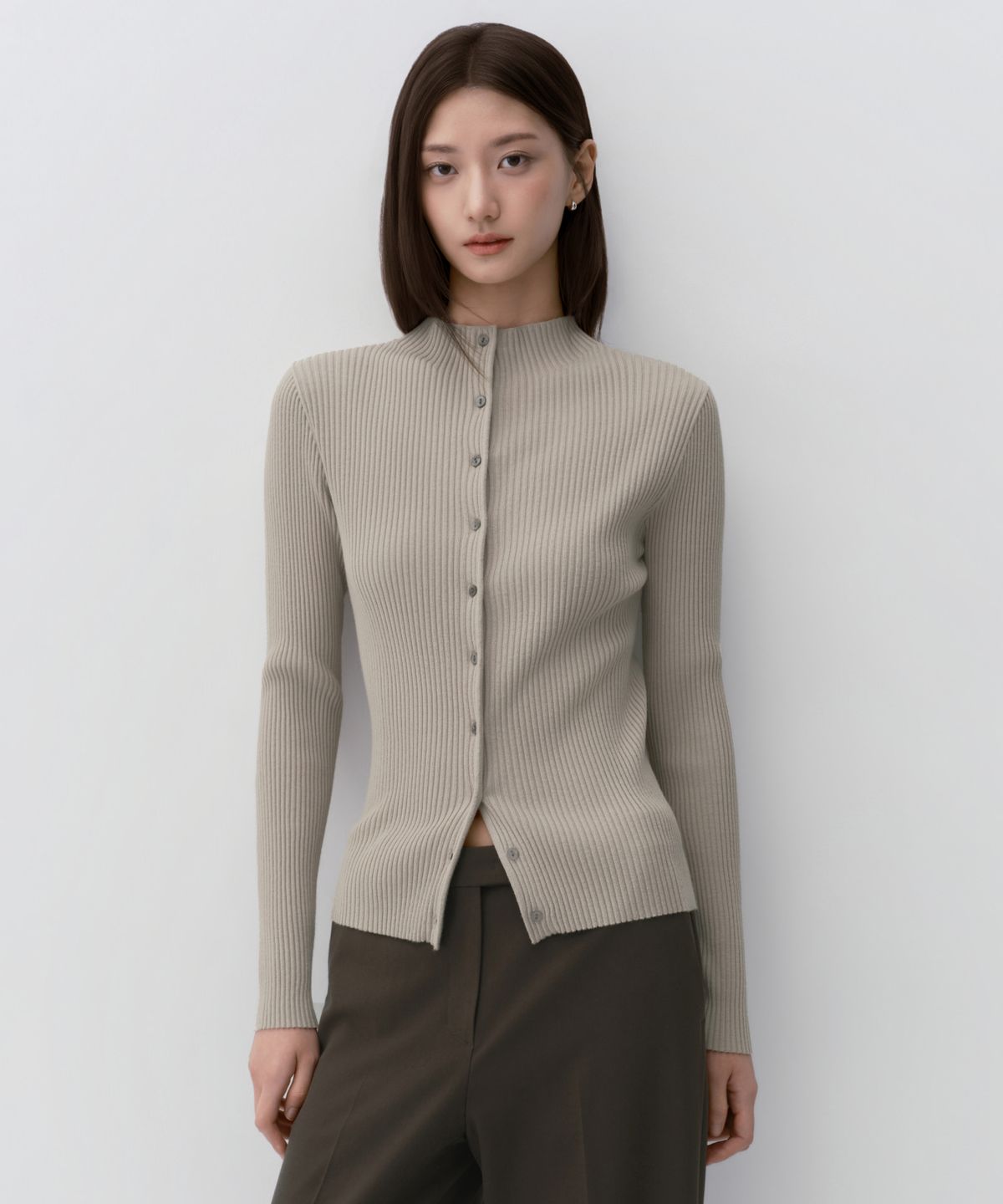 무신사 스탠다드 우먼(MUSINSA STANDARD WOMAN) 우먼즈 리브드 슬림 모크 넥 가디건 [그레이쉬 베이지]