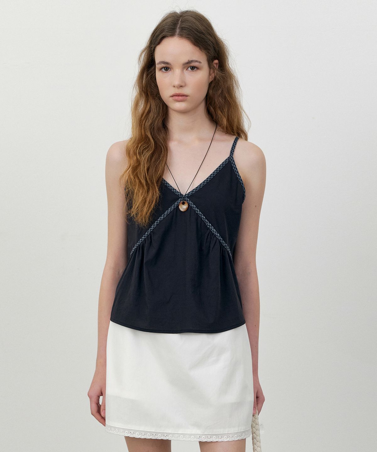 로에일(LOEIL) Point cross strap sleeveless blouse_Black