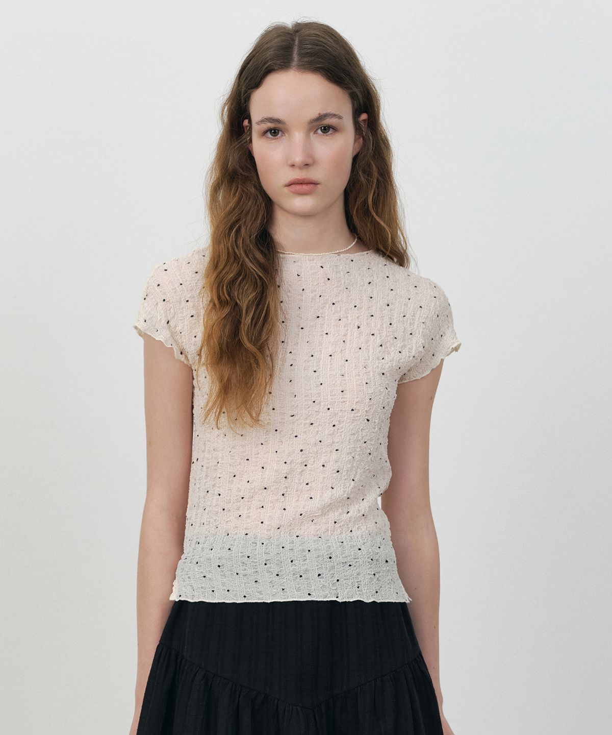 로에일(LOEIL) Dot crinkle mock neck sheer t-shirt_Cream