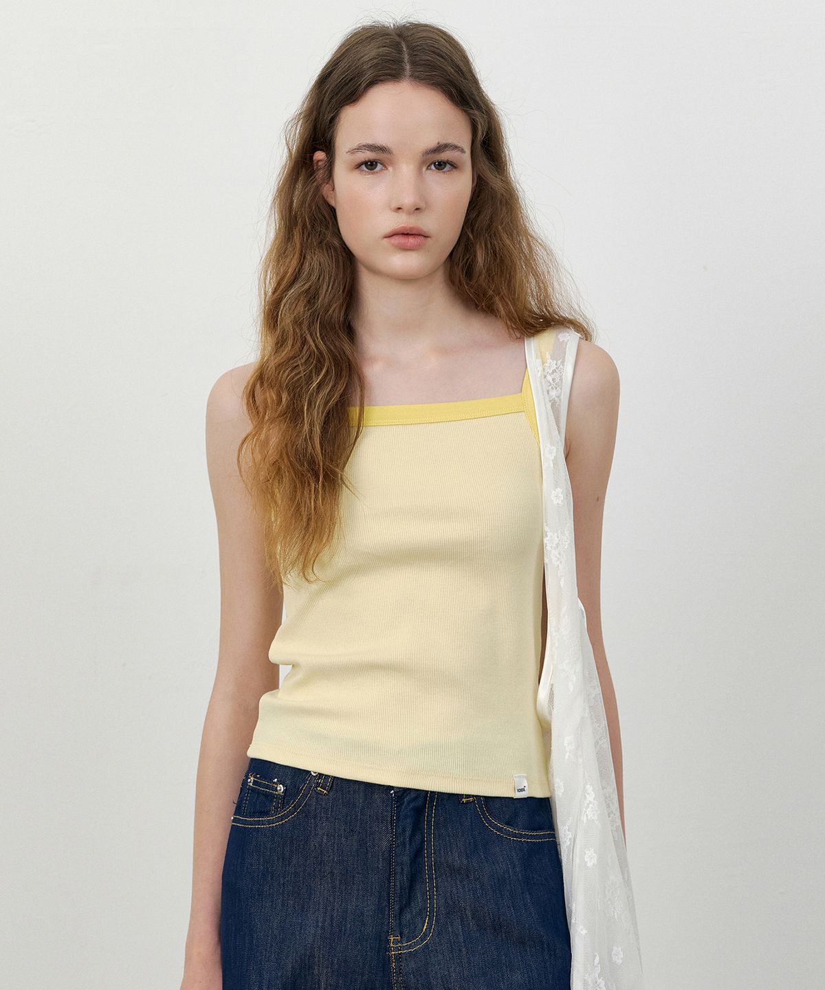 로에일(LOEIL) Fruit embroidery square neck tank top_Yellow