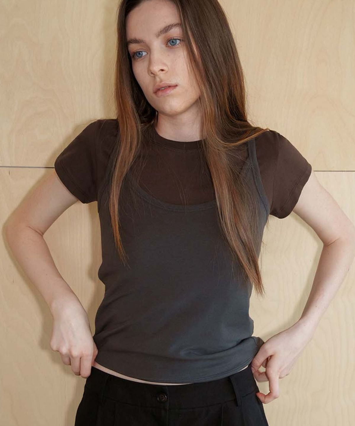 스러움(SEUREOUM) Signature Slim-fit T-shirt_Chocolate