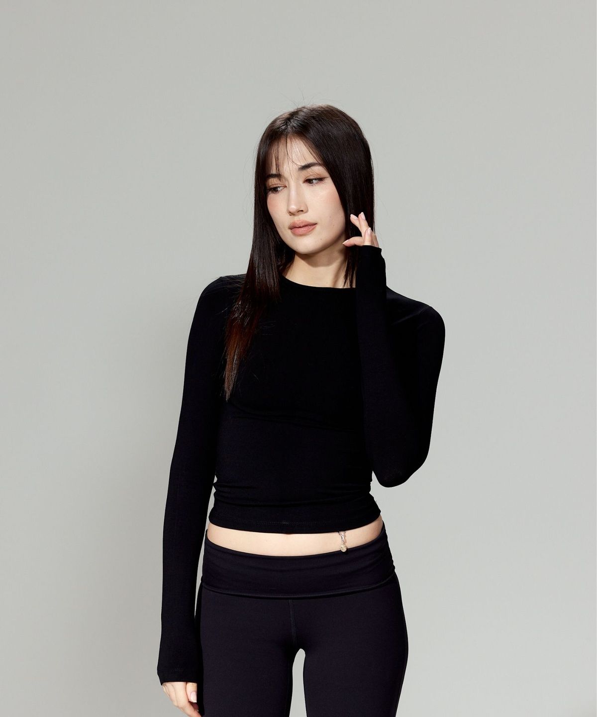 글레이라(GLEIRA) 슬림핏 롱슬리브 탑 (블랙)