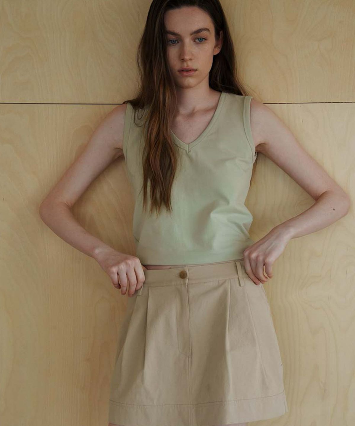 스러움(SEUREOUM) Essential V-neck Sleeveless_Avocado