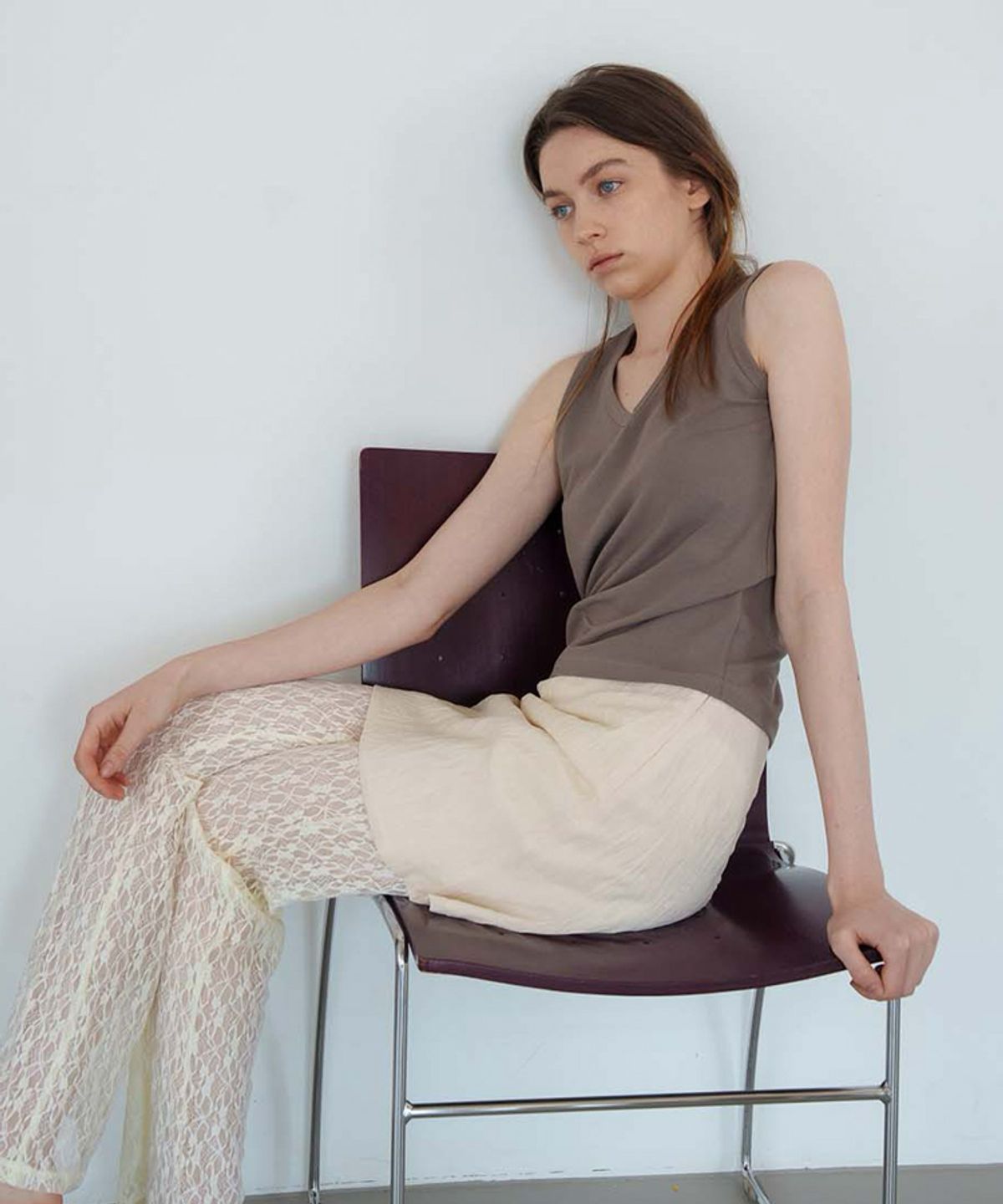 스러움(SEUREOUM) Essential V-neck Sleeveless_Cocoa