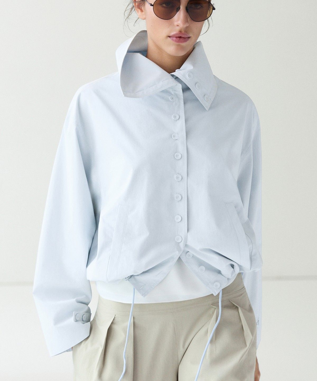 마시모두띠(MASSIMO DUTTI) 버튼 디테일 크롭 봄버 자켓