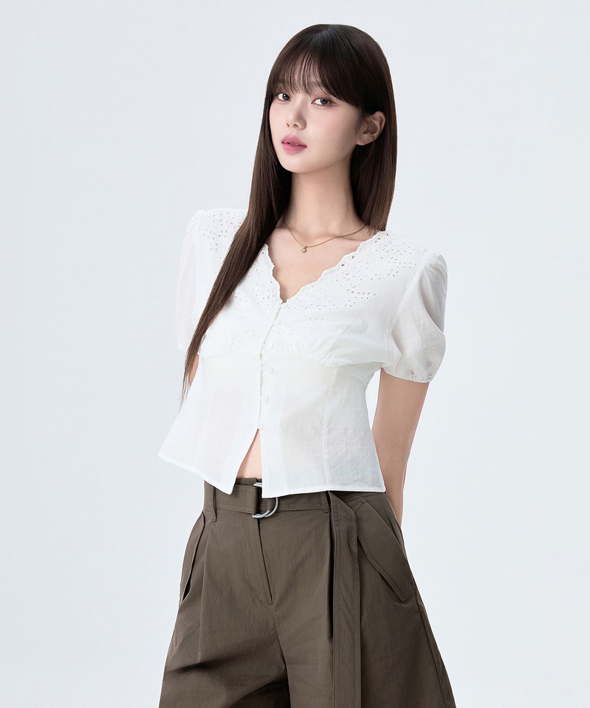 미쏘(MIXXO) 브이넥 아일렛 블라우스_MIWBWG711G