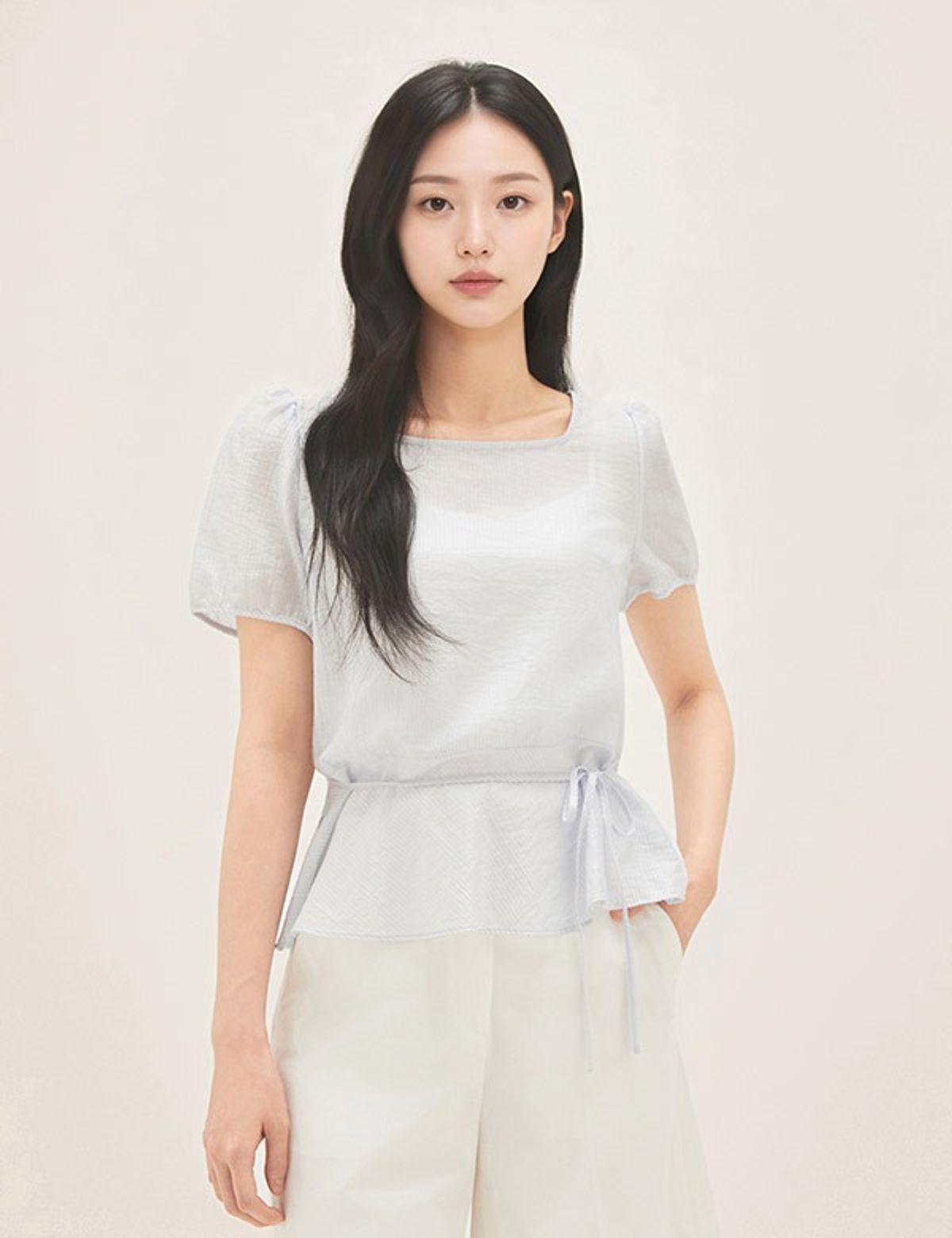 로엠(ROEM) 스퀘어넥 프릴 블라우스 RMBLG37RT8