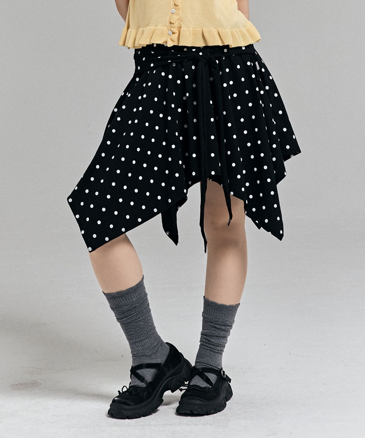 어썸스튜디오(AWESOME STUDIO) 언발란스 도트 미디 스커트 블랙