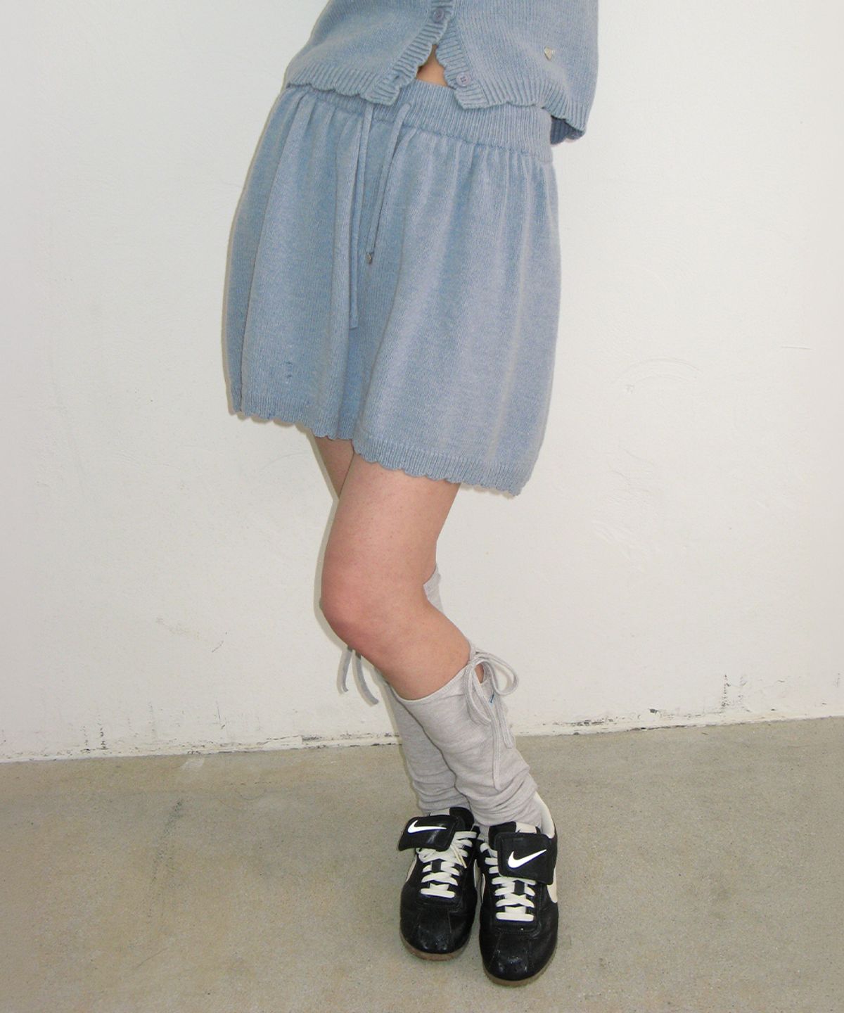 론론(RONRON) SCALLOP TRIM KNIT MINI SKIRT SOFT BLUE