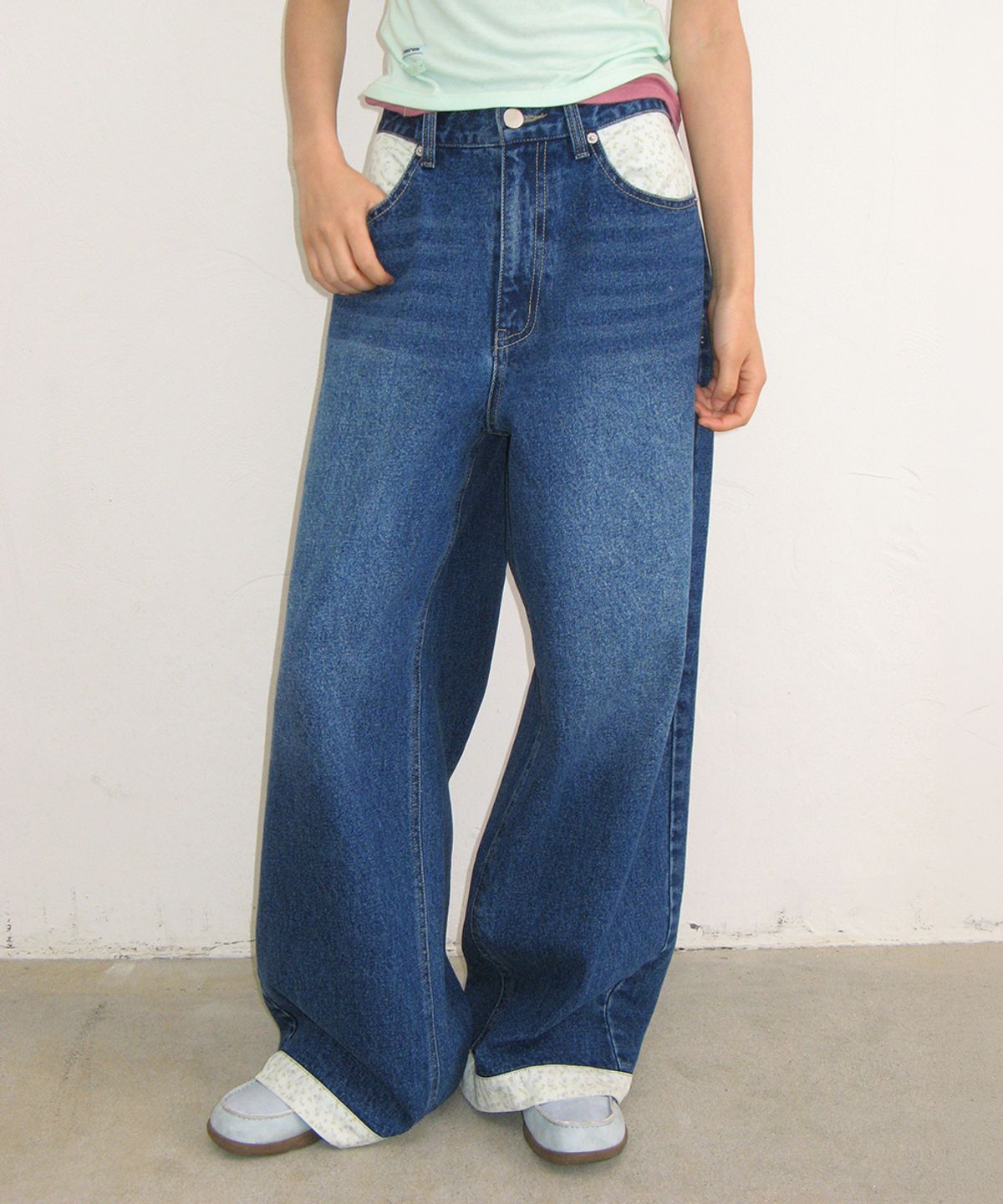 론론(RONRON) FLORAL LINED WIDE DENIM PANTS MEDIUM BLUE
