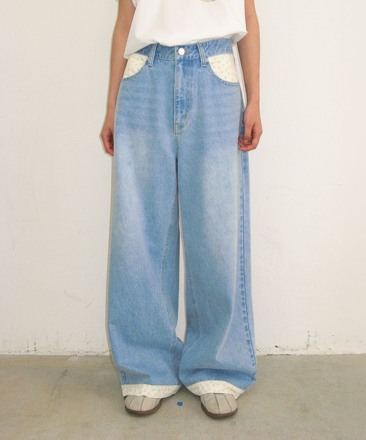 론론(RONRON) FLORAL LINED WIDE DENIM PANTS LIGHT BLUE