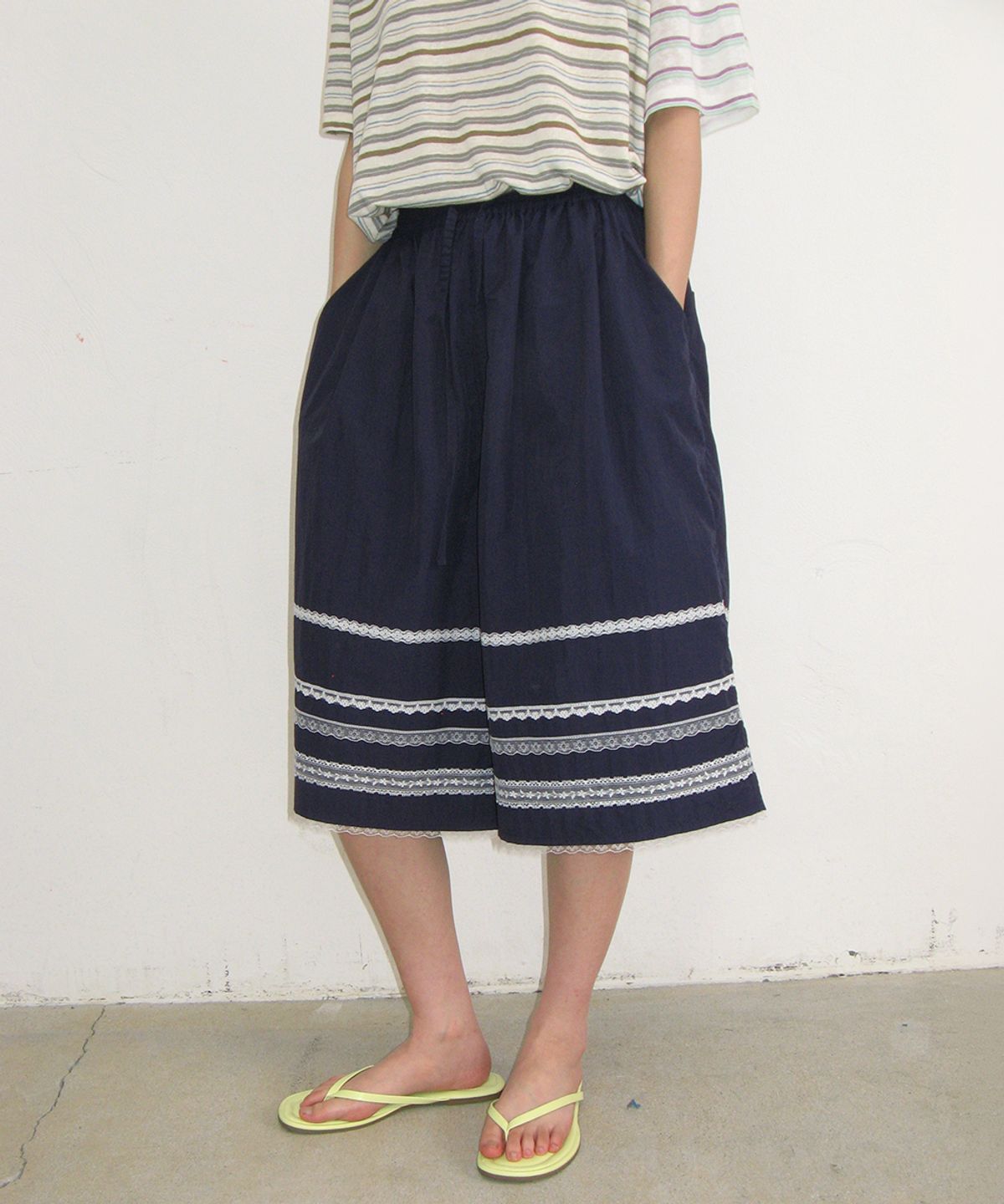 론론(RONRON) LACE TRIM NYLON BERMUDA PANTS NAVY