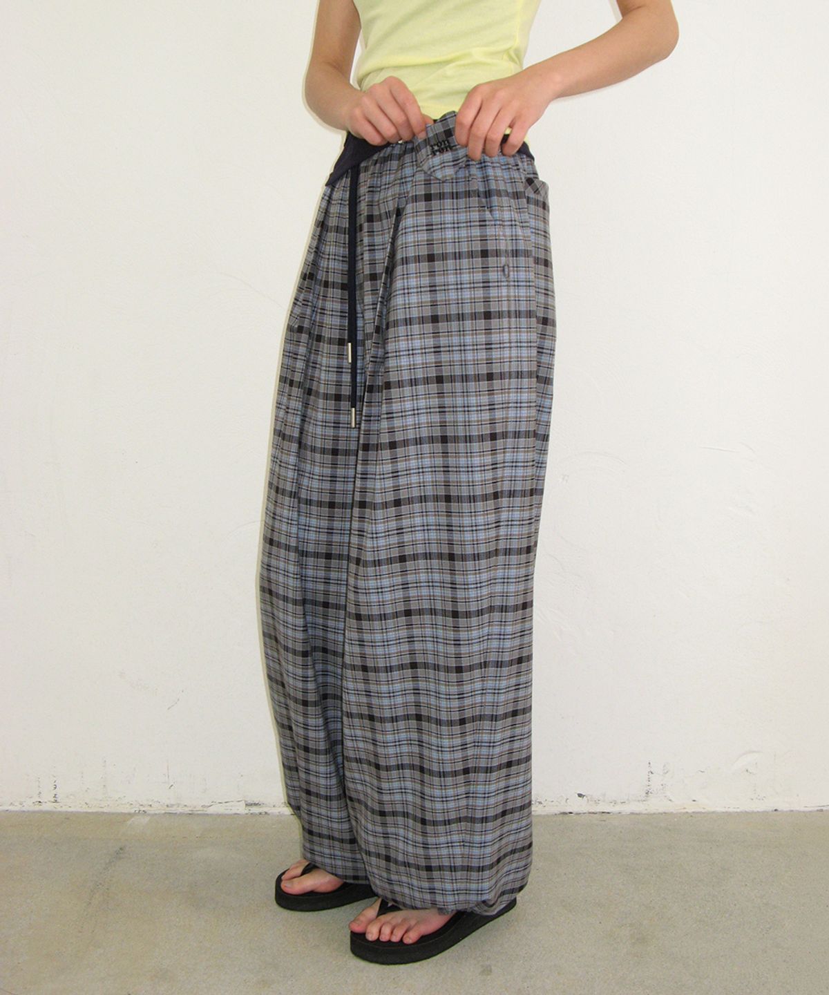 론론(RONRON) HEART KEYRING CHECK JOGGER PANTS NAVY