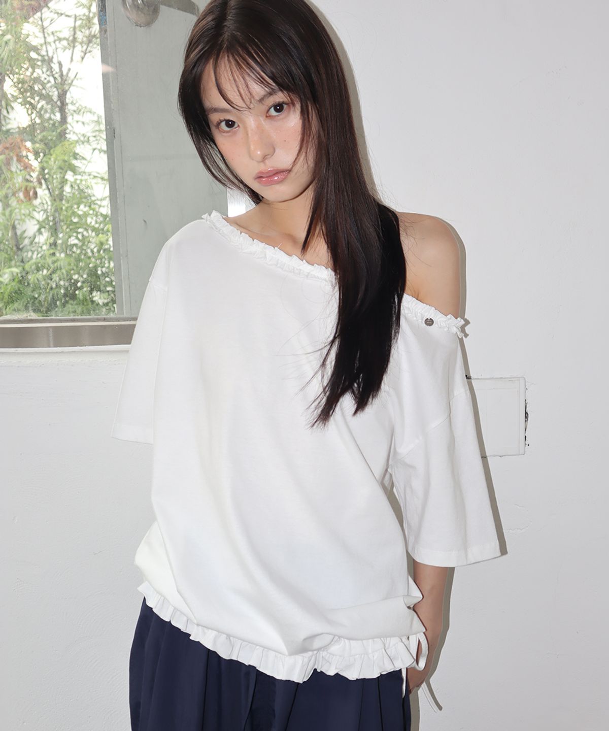 론론(RONRON) FRILL OFF SHOULDER STRING T SHIRT WHITE