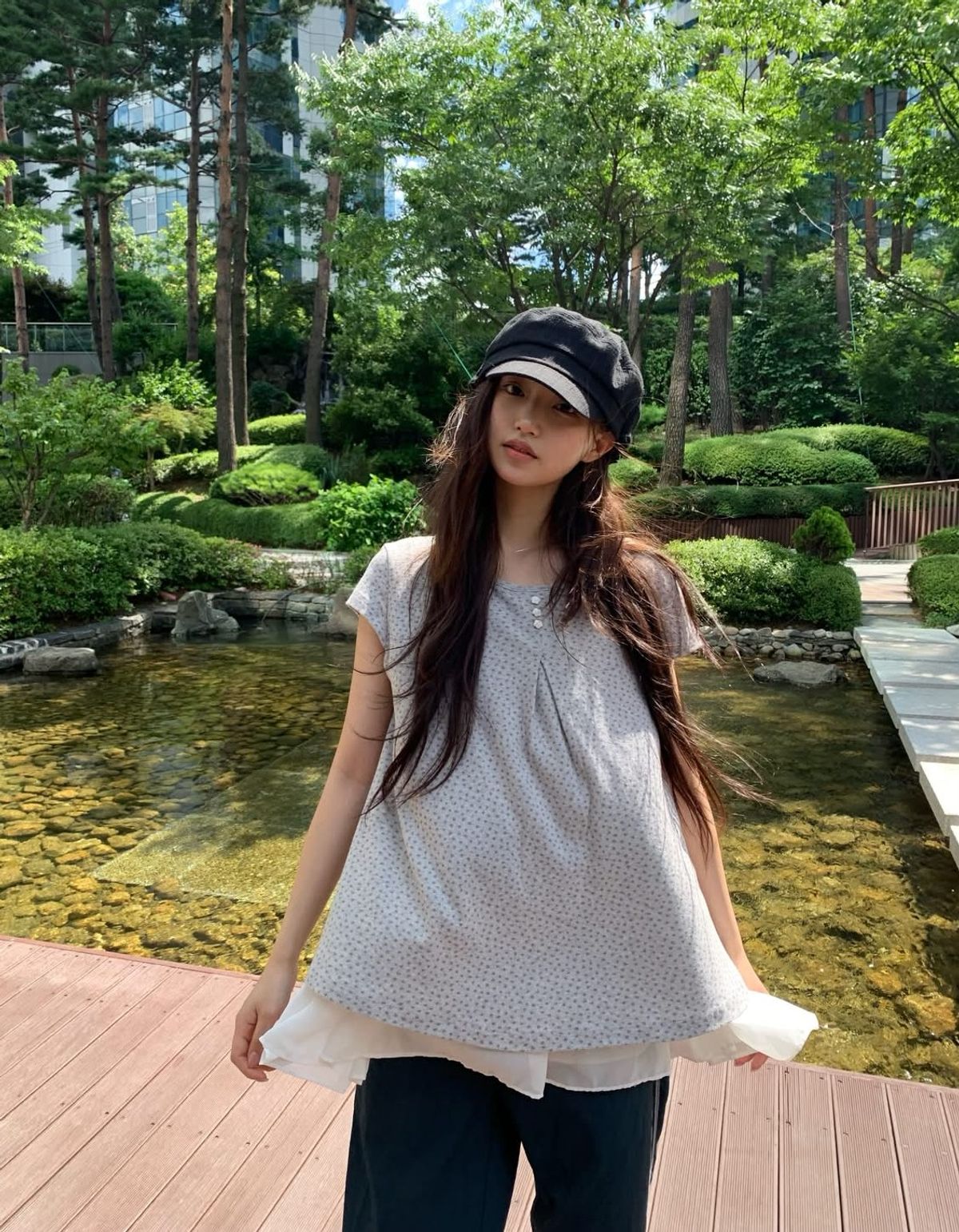 론론(RONRON) FLORAL BUTTON PINTUCK RUFFLE T SHIRT GREY