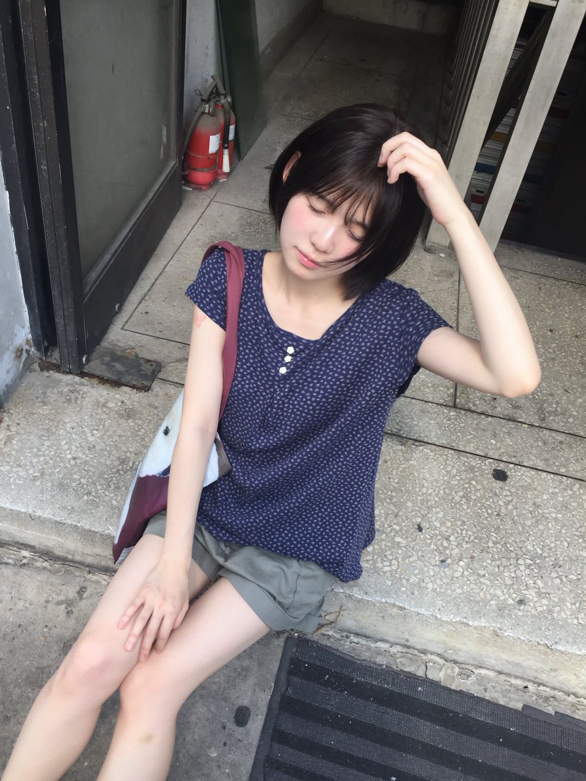 론론(RONRON) FLORAL BUTTON PINTUCK RUFFLE T SHIRT NAVY