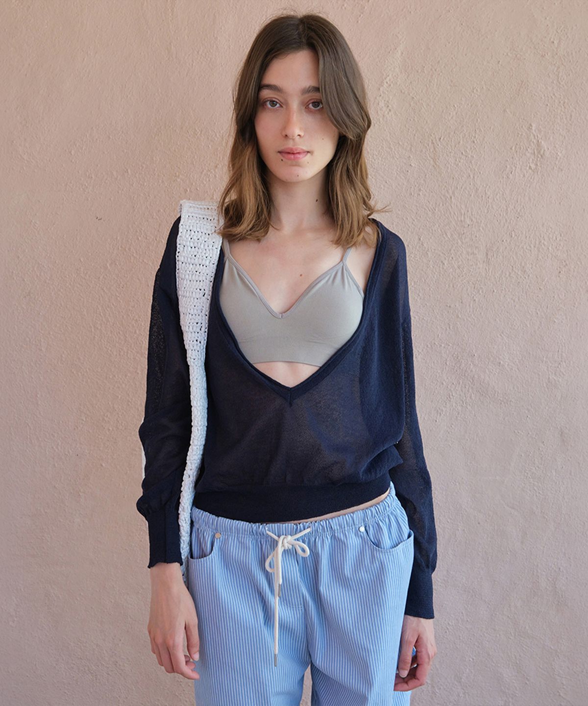 썸웨어버터(SOMEWHEREBUTTER) Light Deep V-Neck Knit - Navy