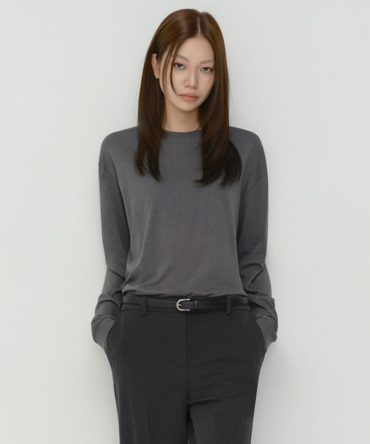 무신사 스탠다드 우먼(MUSINSA STANDARD WOMAN) 우먼즈 릴렉스드 라이트웨이트 CR 긴소매 티셔츠 [건메탈]