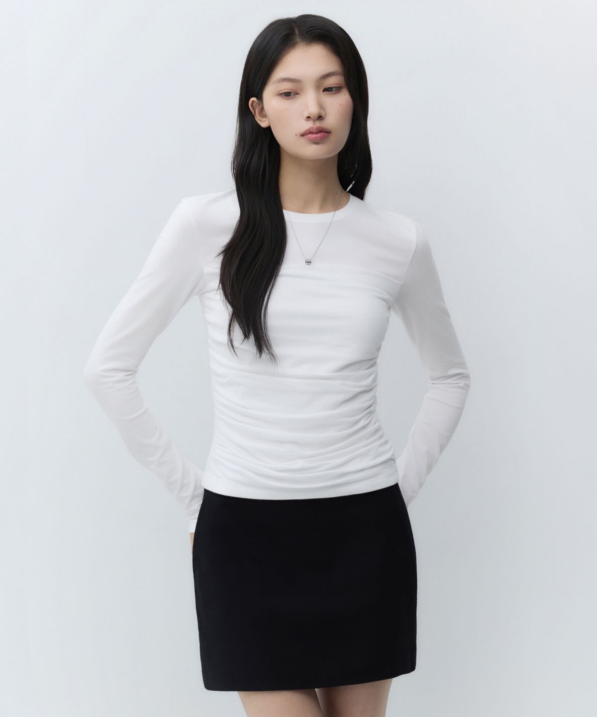 무신사 스탠다드 우먼(MUSINSA STANDARD WOMAN) 우먼즈 프론트 셔링 긴소매 티셔츠 [화이트]