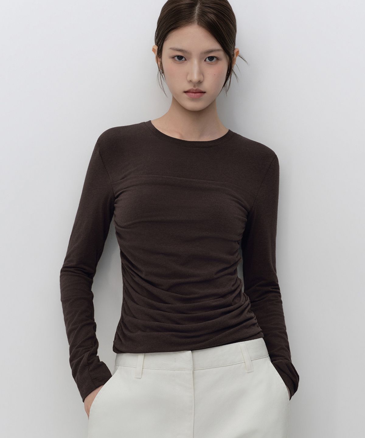 무신사 스탠다드 우먼(MUSINSA STANDARD WOMAN) 우먼즈 프론트 셔링 긴소매 티셔츠 [다크 브라운]