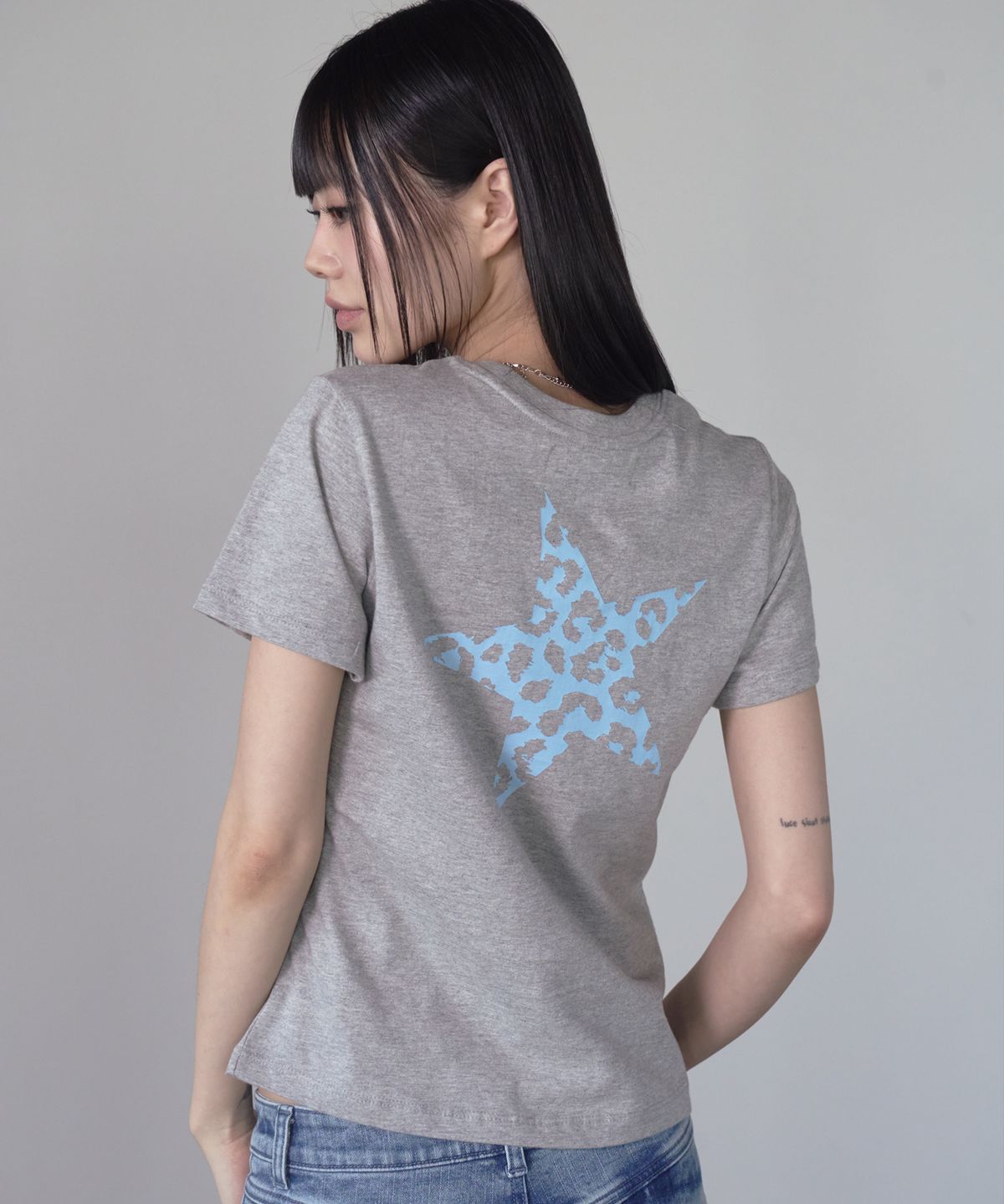 프렌다(PRENDA) LEOPARD STAR SEMI CROP TEE GRAY