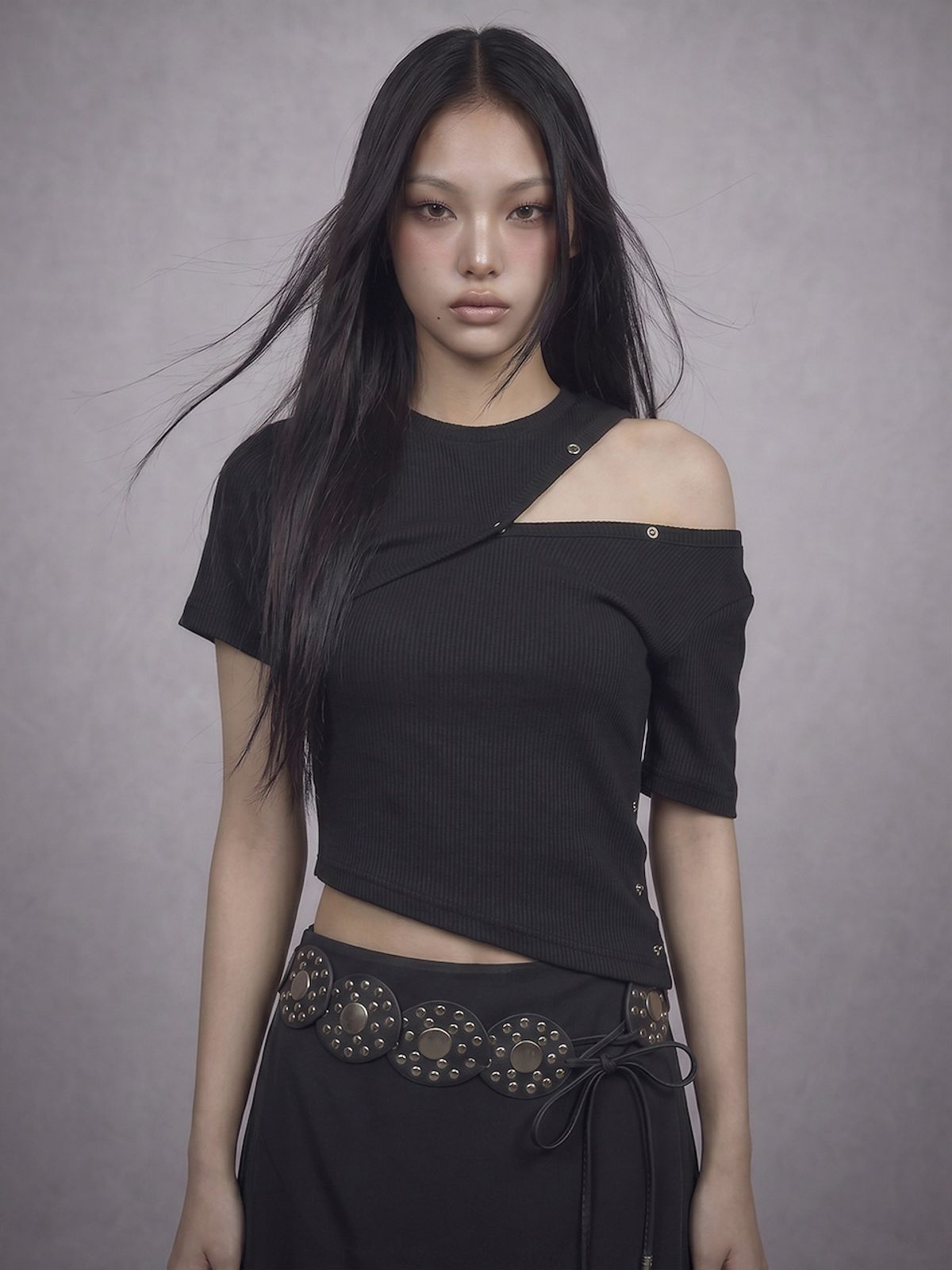 바운더리(BOUNDARY) GLAM SNAP DETAIL ROUND NECK TEE-SHIRTS BK_B261MSM104