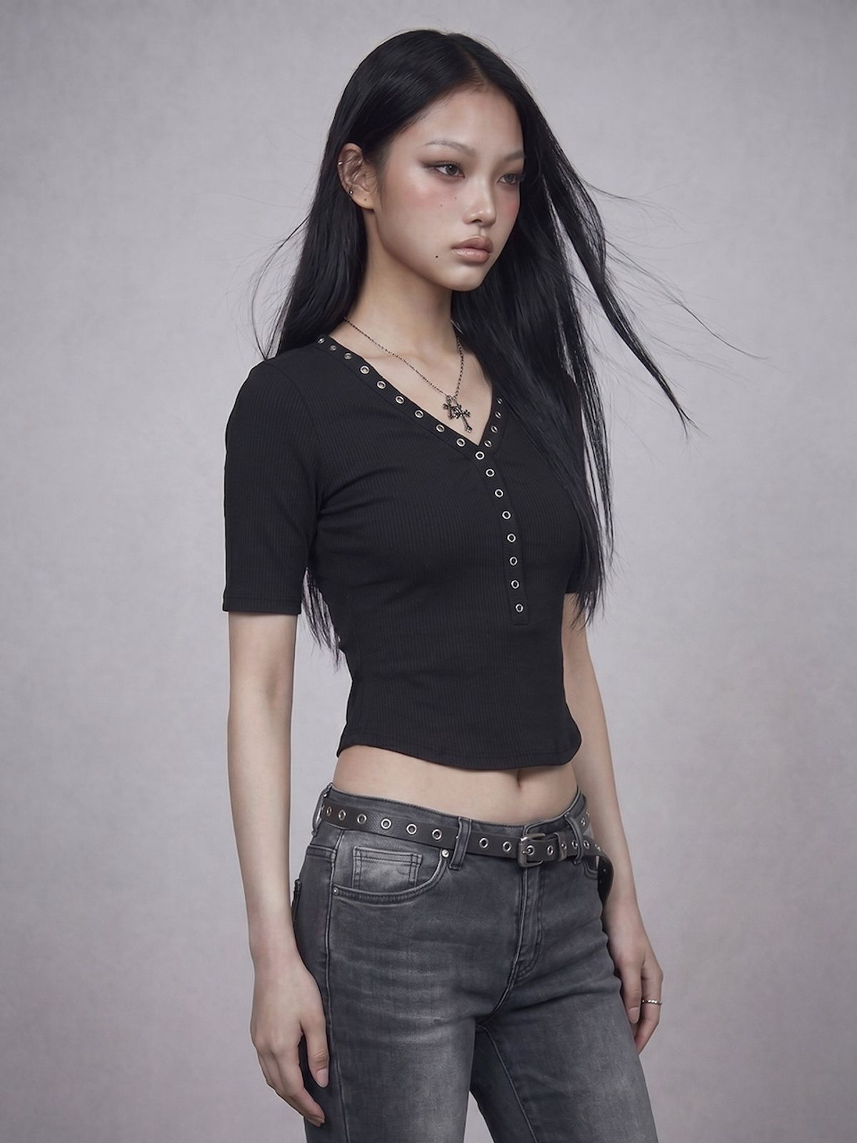 바운더리(BOUNDARY) GLAM SNAP DETAIL V-NECK TEE-SHIRTS BK_B261MSM110