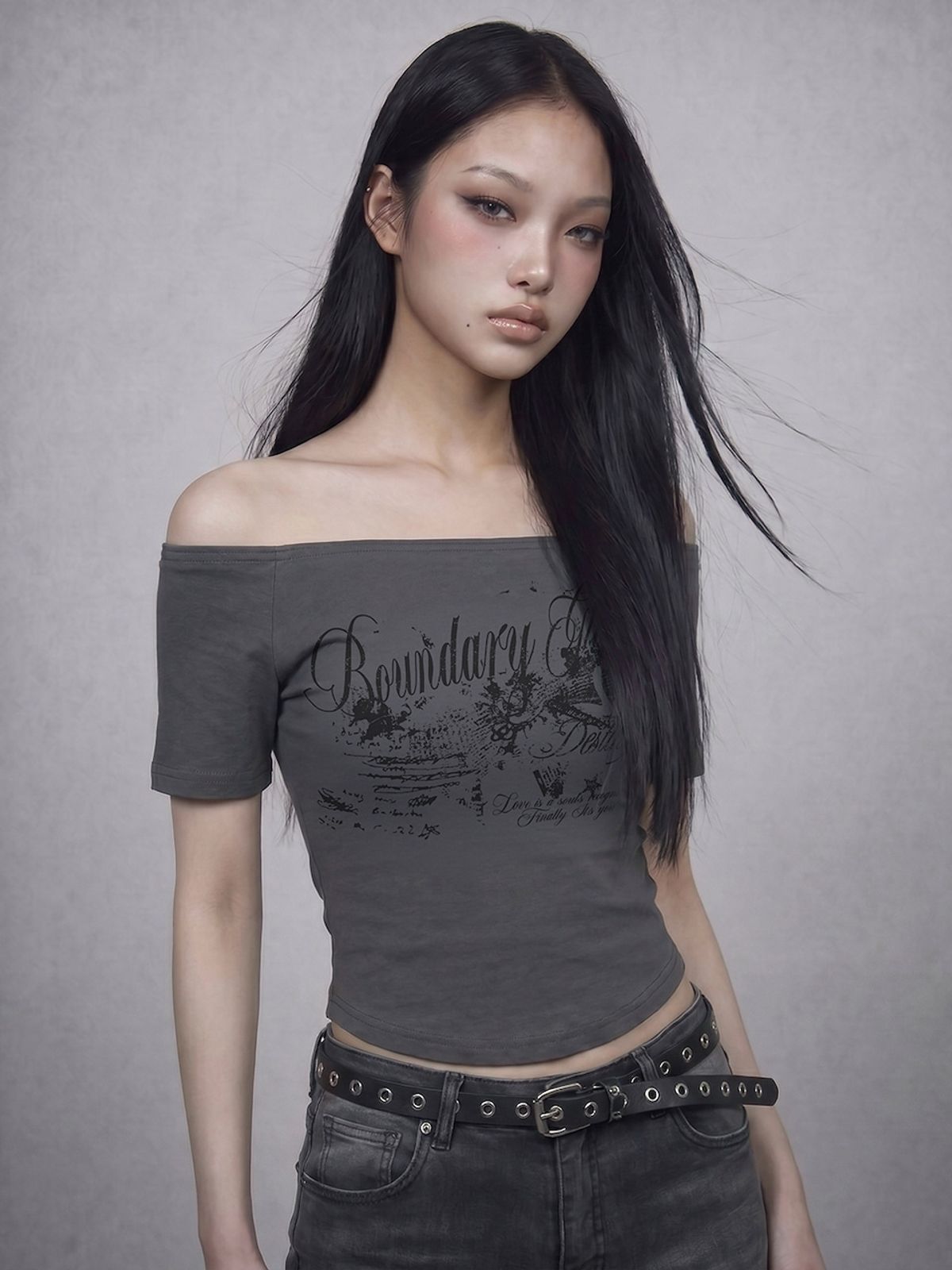 바운더리(BOUNDARY) GLAM OFF SHOULDER PRINTED TEE-SHIRTS DG_B261MSM116