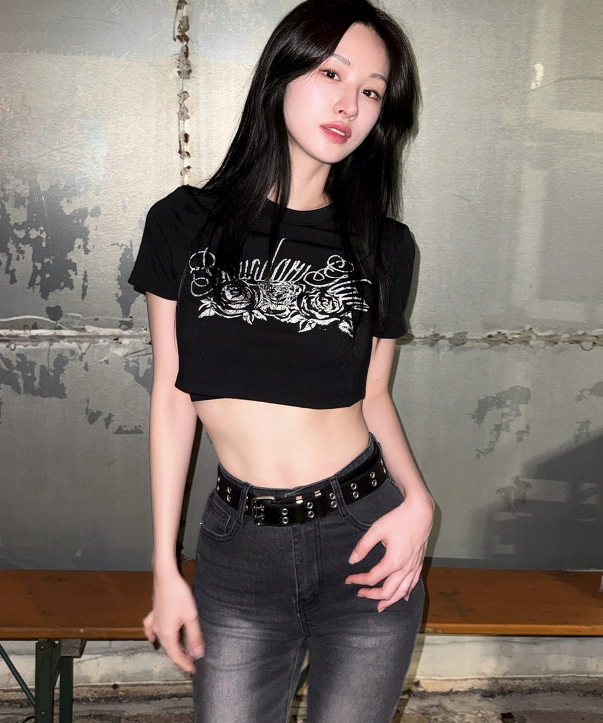 바운더리(BOUNDARY) GLAM LOGO PRINTED CROP TEE-SHIRTS BK_B261MSM117