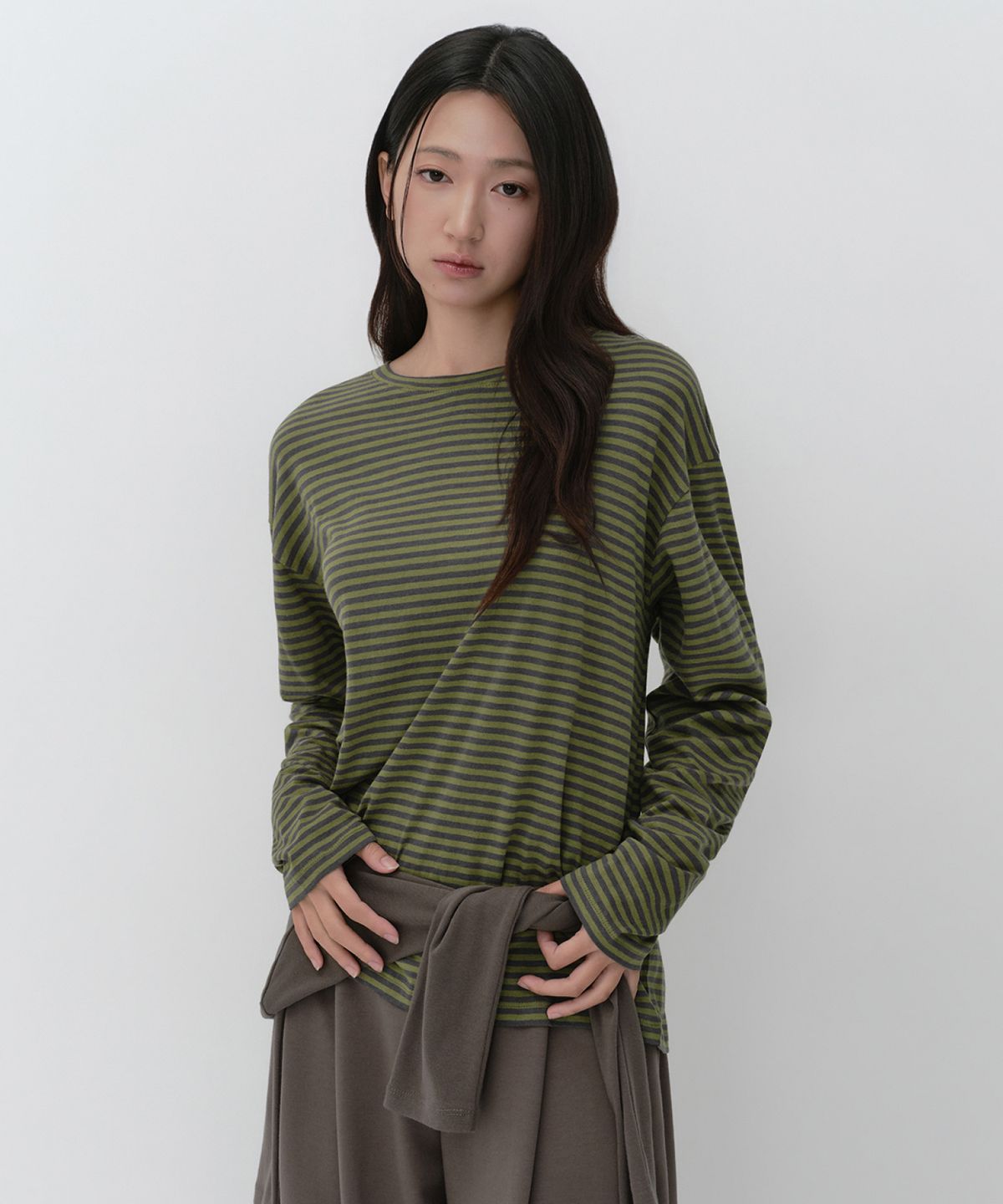 무신사 스탠다드 우먼(MUSINSA STANDARD WOMAN) 우먼즈 CR 스트라이프 릴렉스드 긴소매 티셔츠 [올리브]