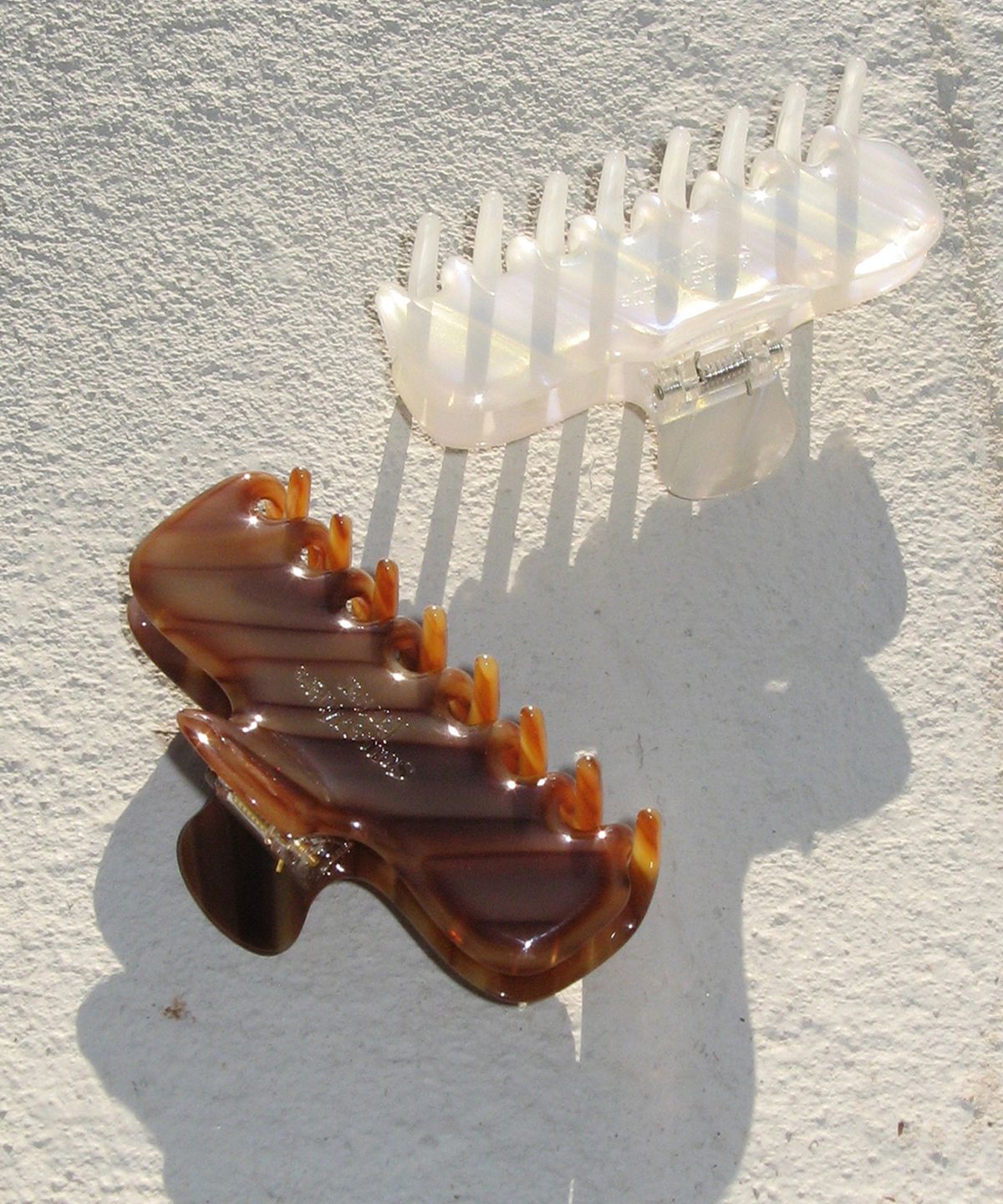 썸웨어버터(SOMEWHEREBUTTER) Marble Sparkle Hair Clip - Milky Brown
