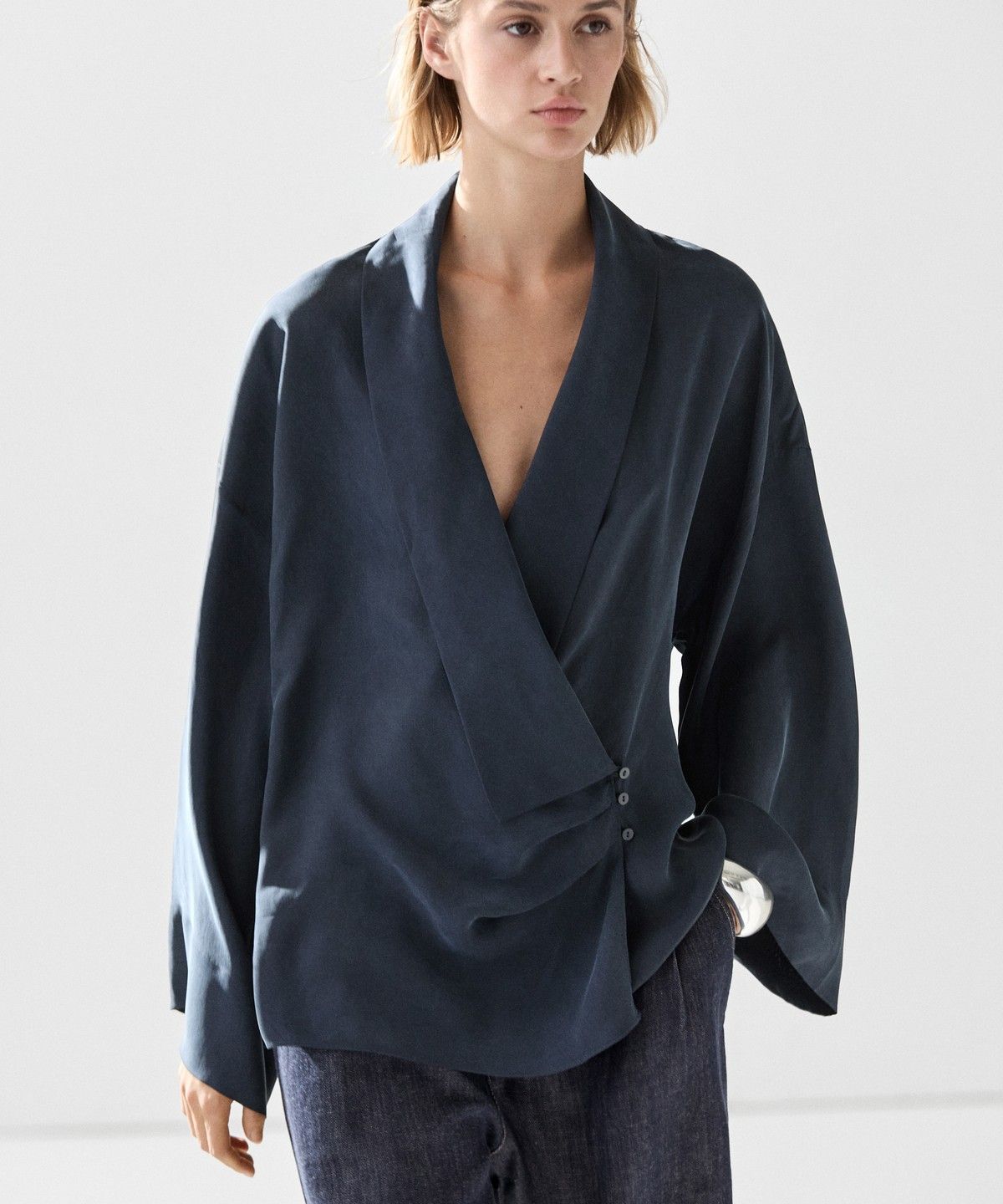 마시모두띠(MASSIMO DUTTI) 셔링 디테일의 플루이드 랩 블라우스