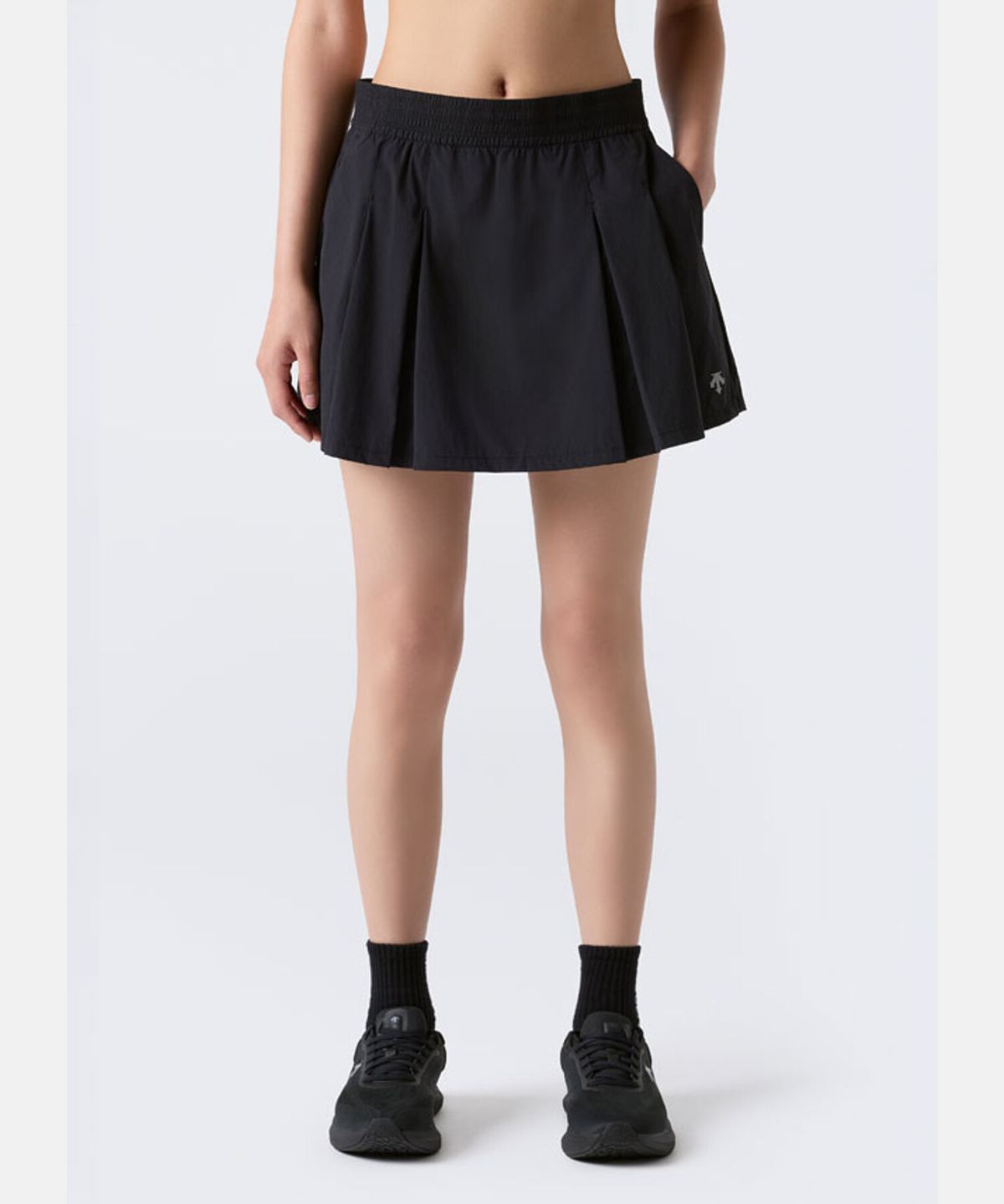 데상트(DESCENTE) 여성 4.5인치 스커트형 우븐 쇼츠 블랙 SR322PHP71