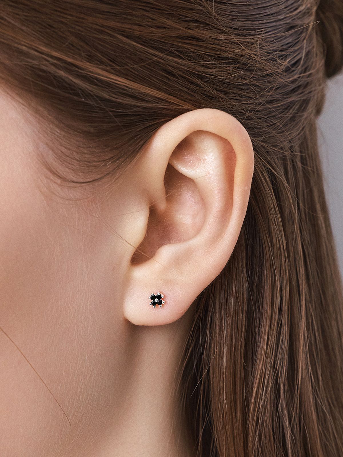 헤이(HEI) [sv925] flower cubic stud earrings (Black/White)