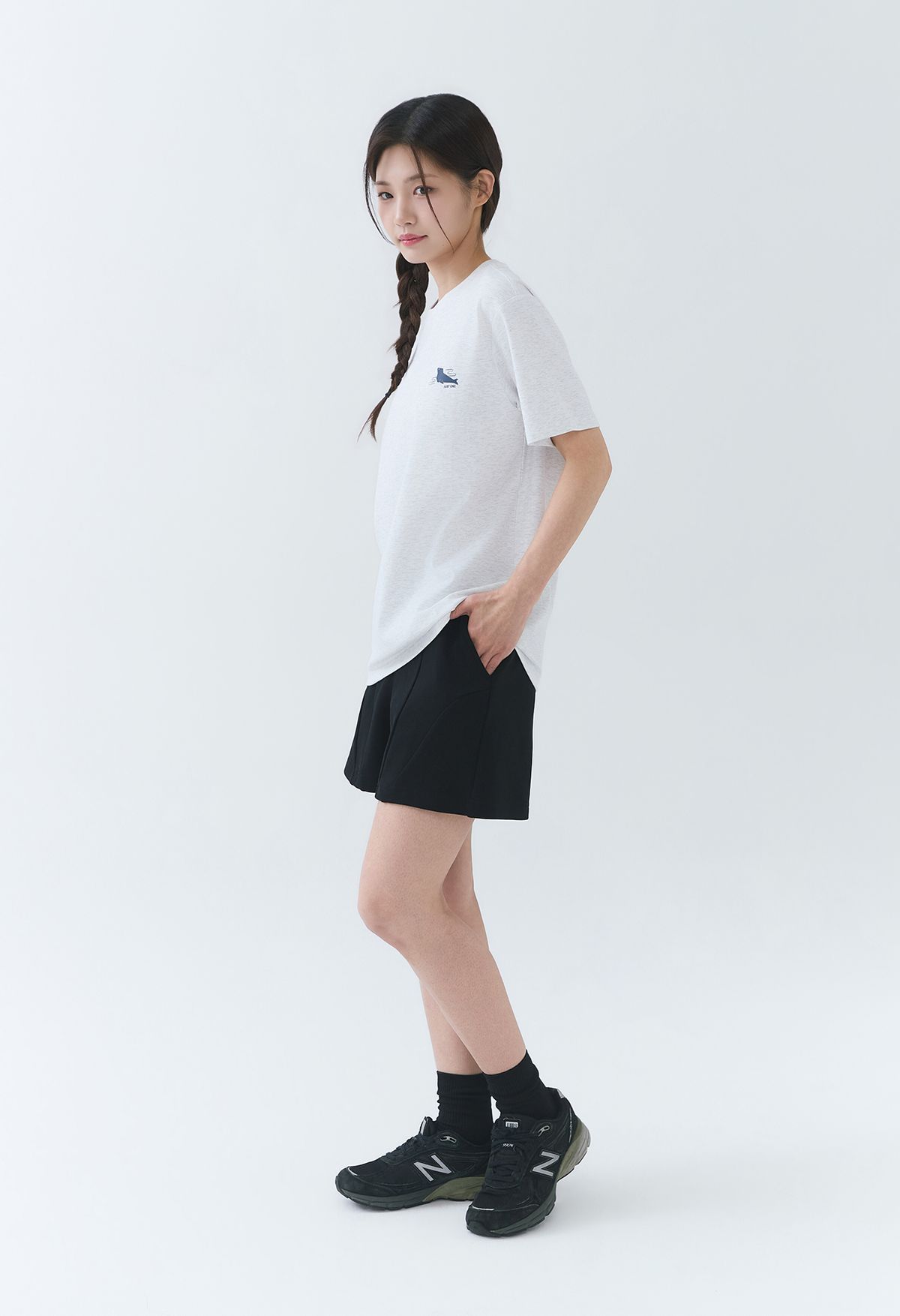 잠뱅이(JAMBANGEE) [26SS] 여성) 절개 자수 디테일 트임 3부 우븐 팬츠 AQ2WL3472-BK