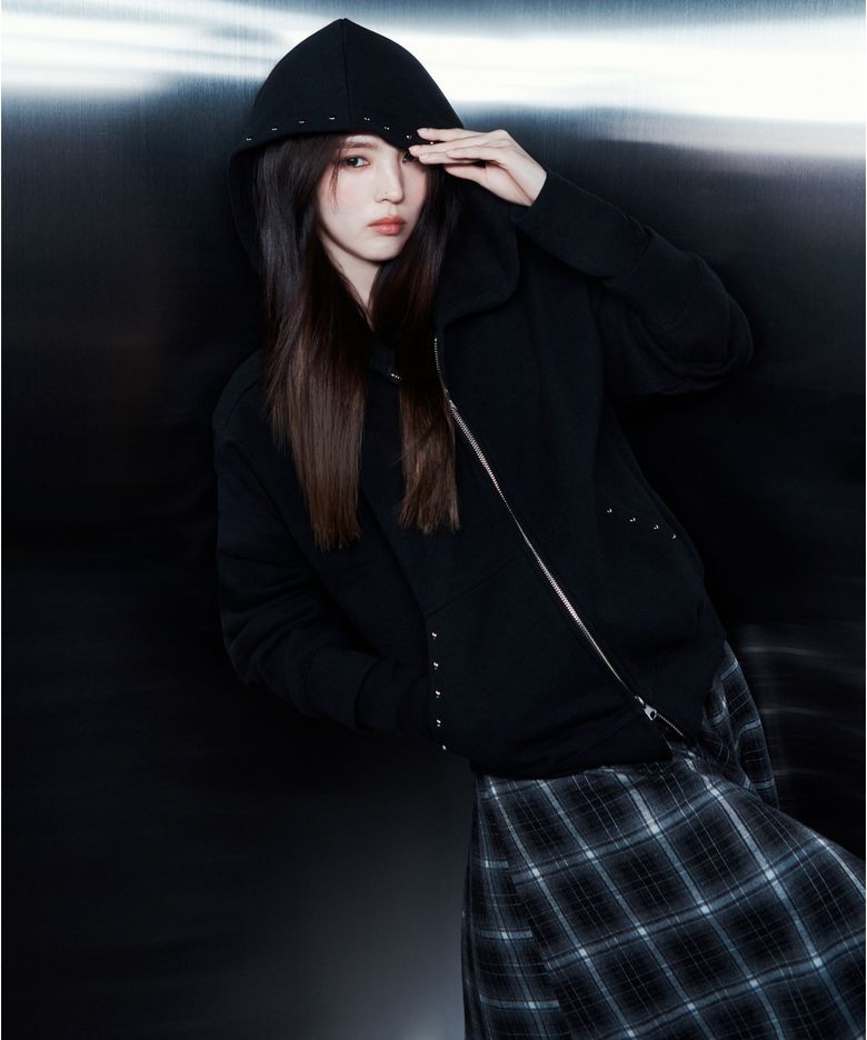 [한소희 PICK] 우먼즈 스터드 후디드 스웨트 집업 [블랙]