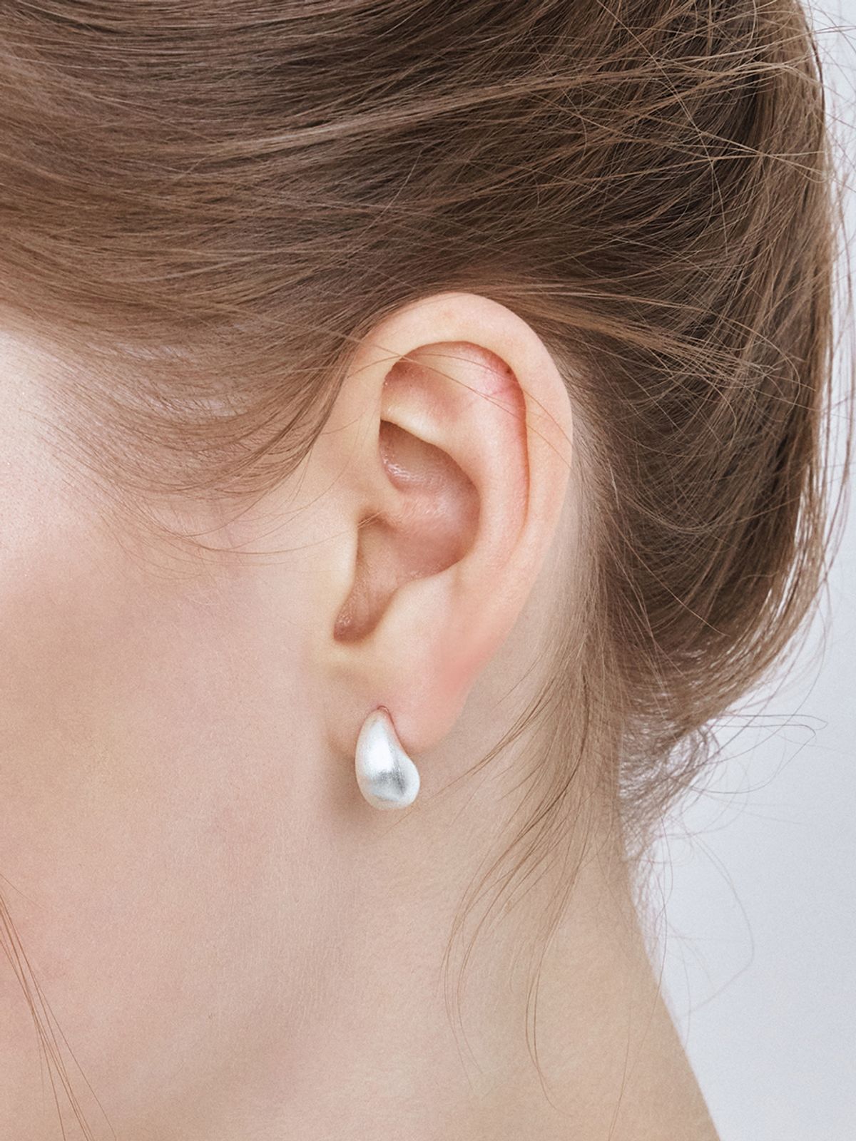 헤이(HEI) matte bean stud earrings