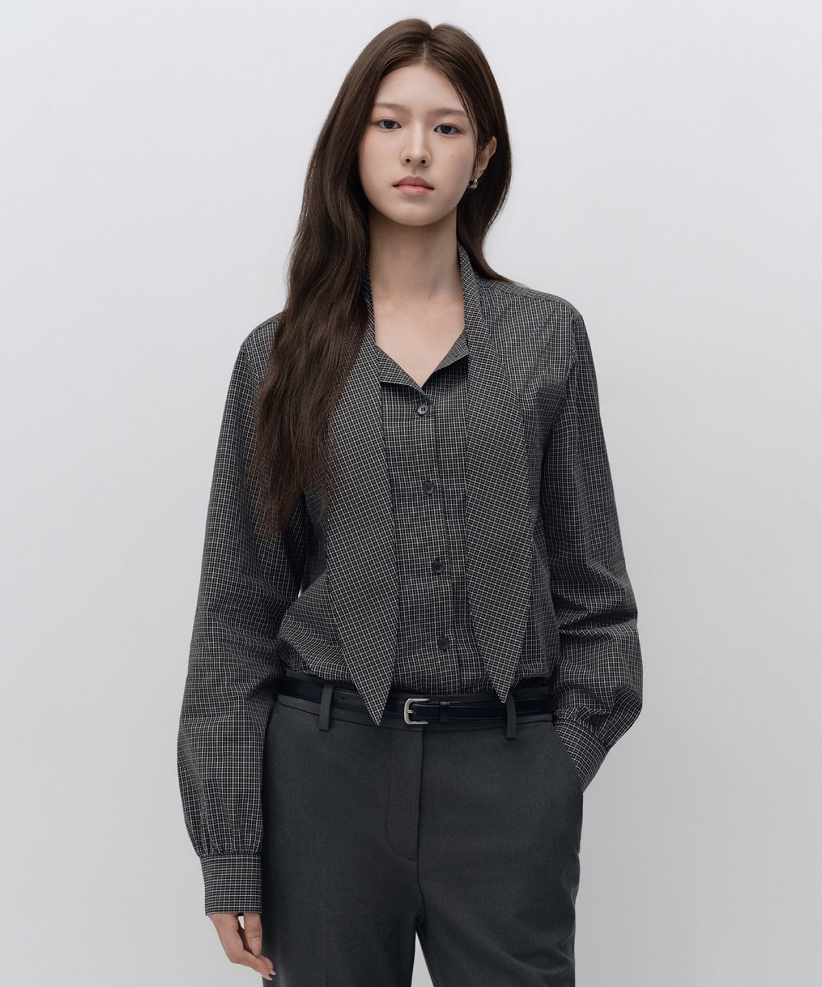 무신사 스탠다드 우먼(MUSINSA STANDARD WOMAN) 우먼즈 체크 타이 블라우스 [블랙/아이보리]