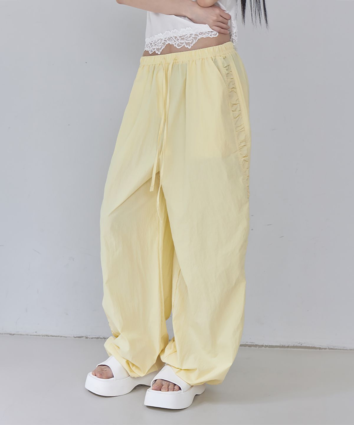 런던다다(LONDONDADA) Nylon Shirring Easy Pants, BUTTER