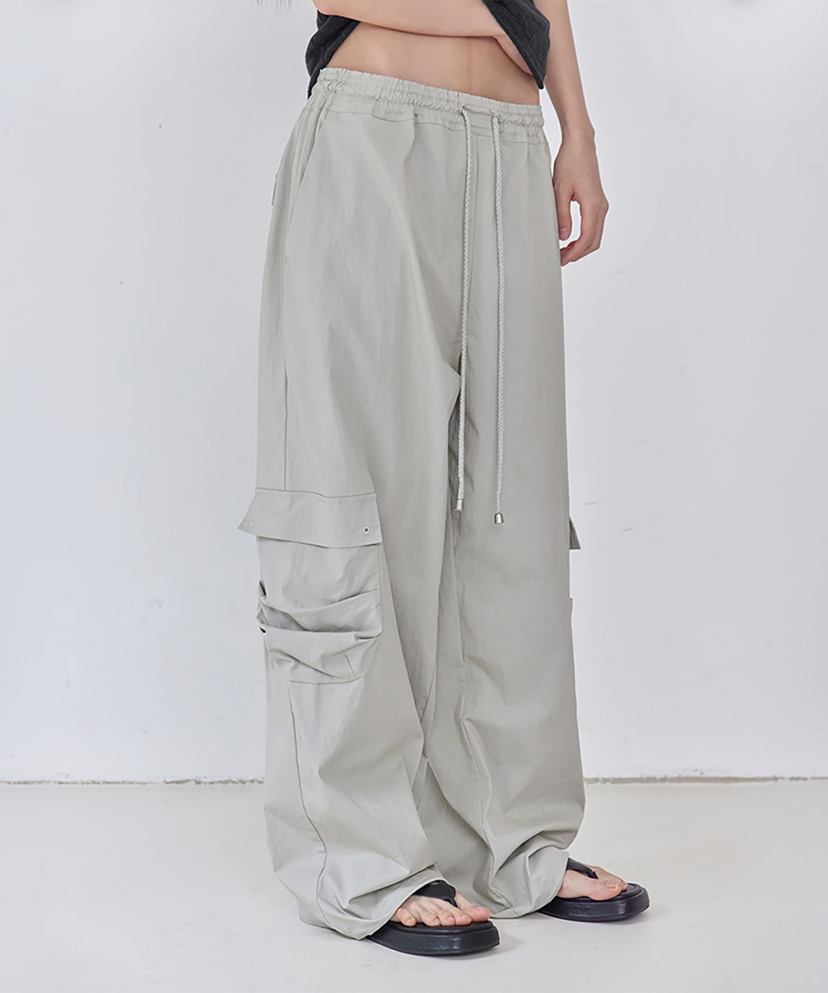 런던다다(LONDONDADA) Nylon Cargo String Hem Pants, GREIGE