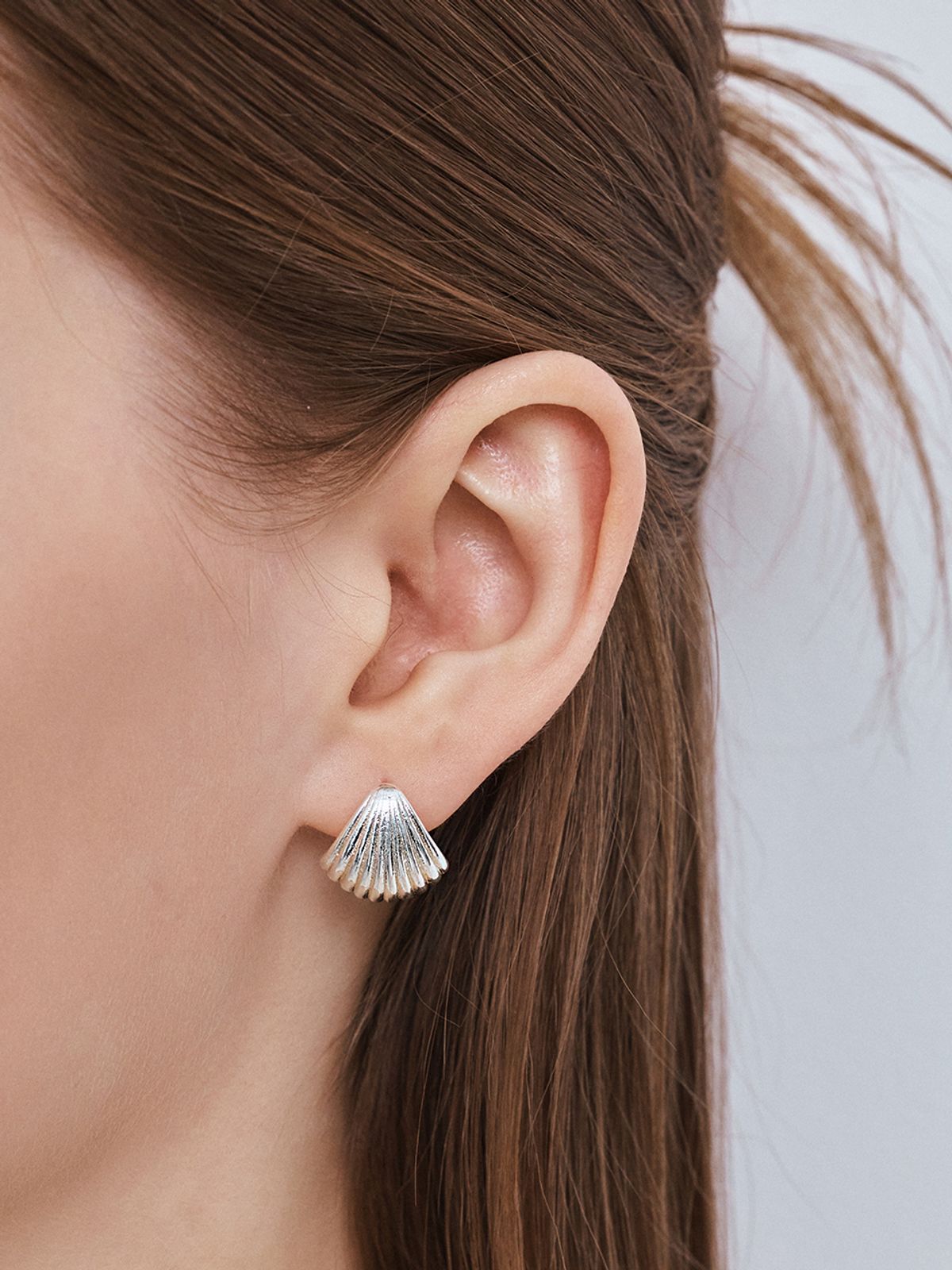 헤이(HEI) overlap shell stud earrings